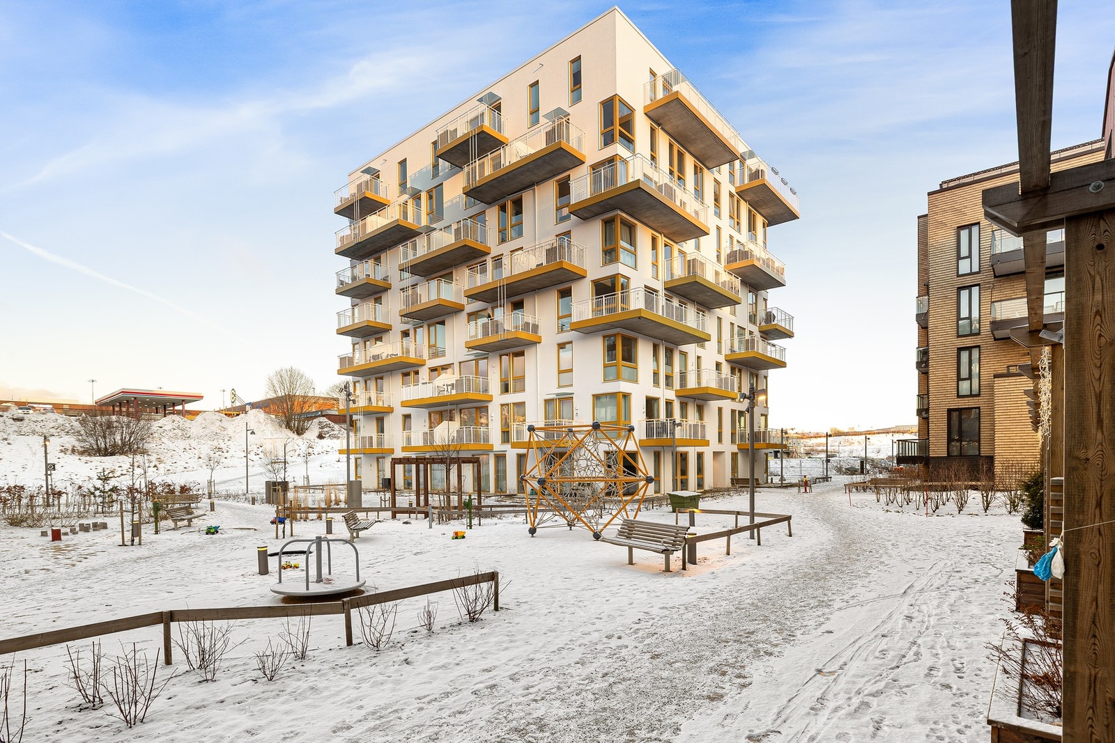 Fellesarealet er opparbeidet med internveier, grøntareal og lekeapparater osv. Galleribilde