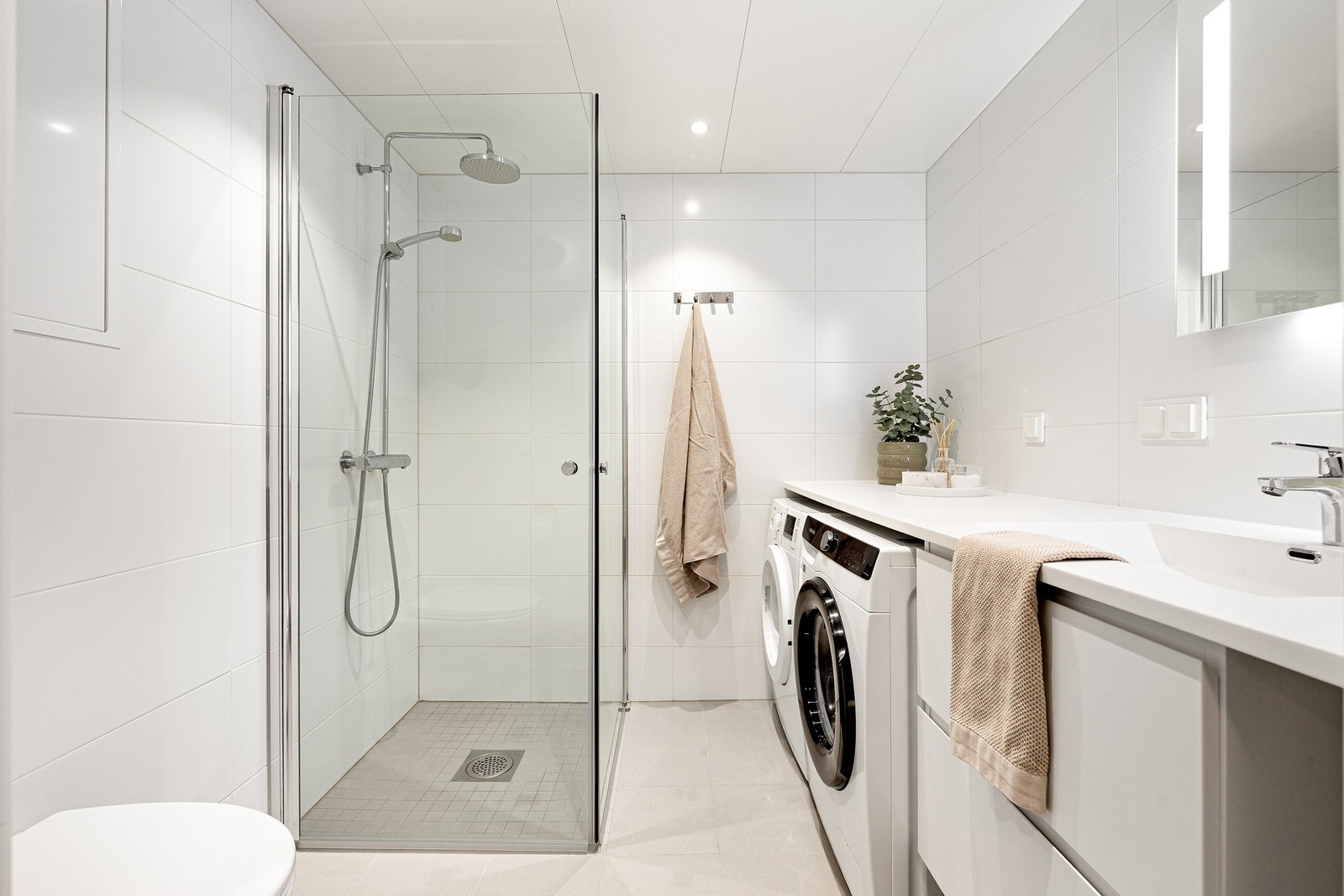 Lekkert bad m/flislagte flater og varmekabler i gulv. Galleribilde