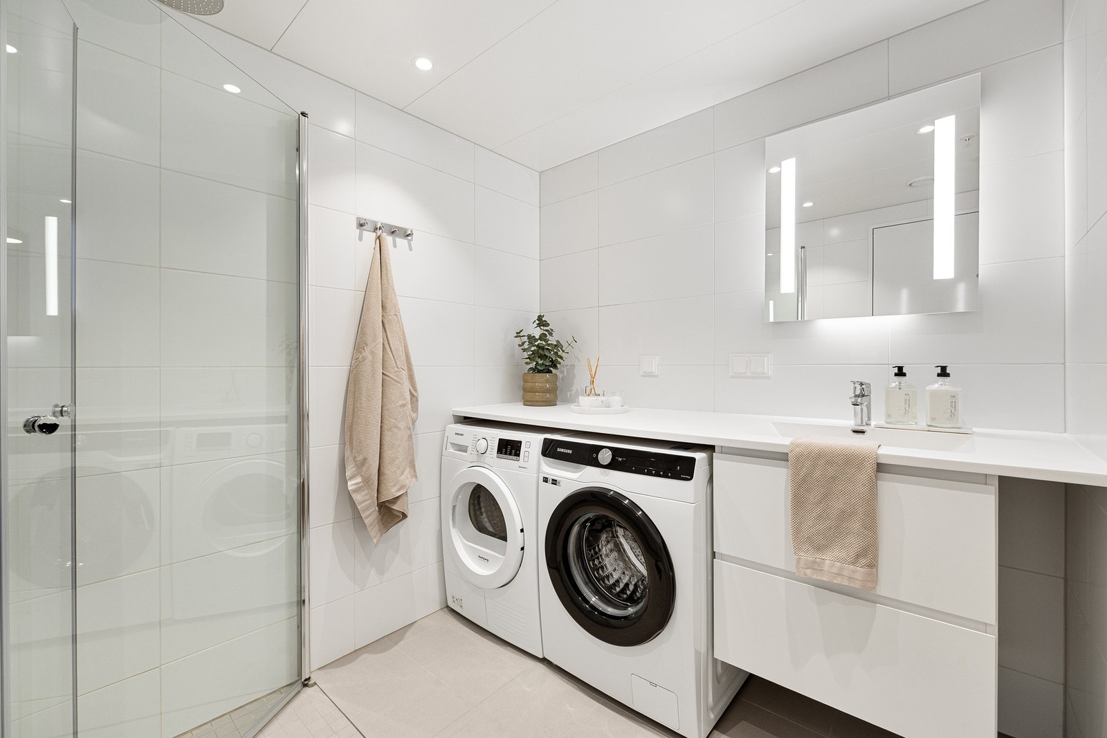 Badet er på ca. 4,5 kvm og har bl.a dusjhjørne, vegghengt WC og opplegg til vaskemaskin/tørketrommel. Galleribilde