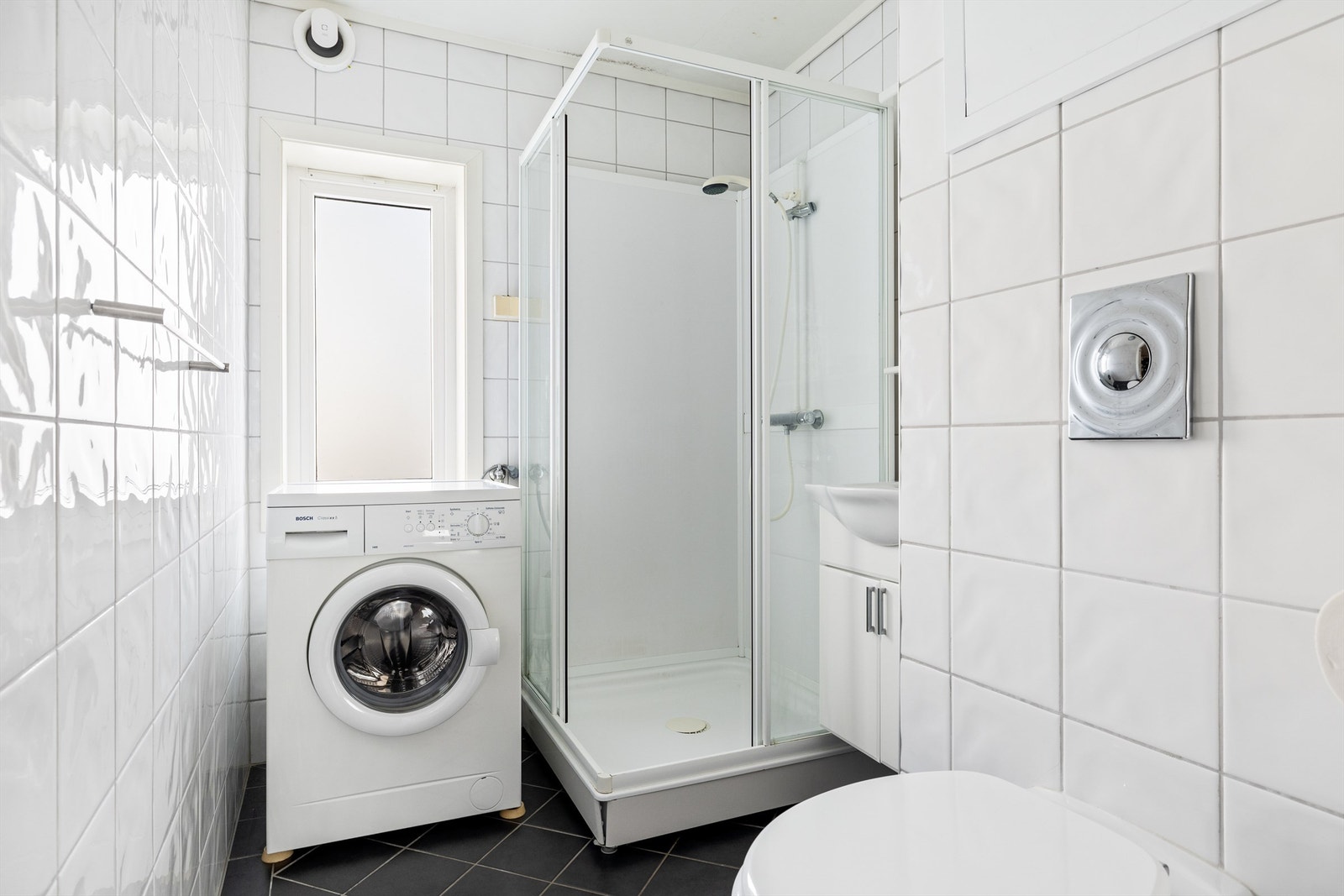 Pent flislagt bad med varmekabler i gulv og dusjkabinett Galleribilde