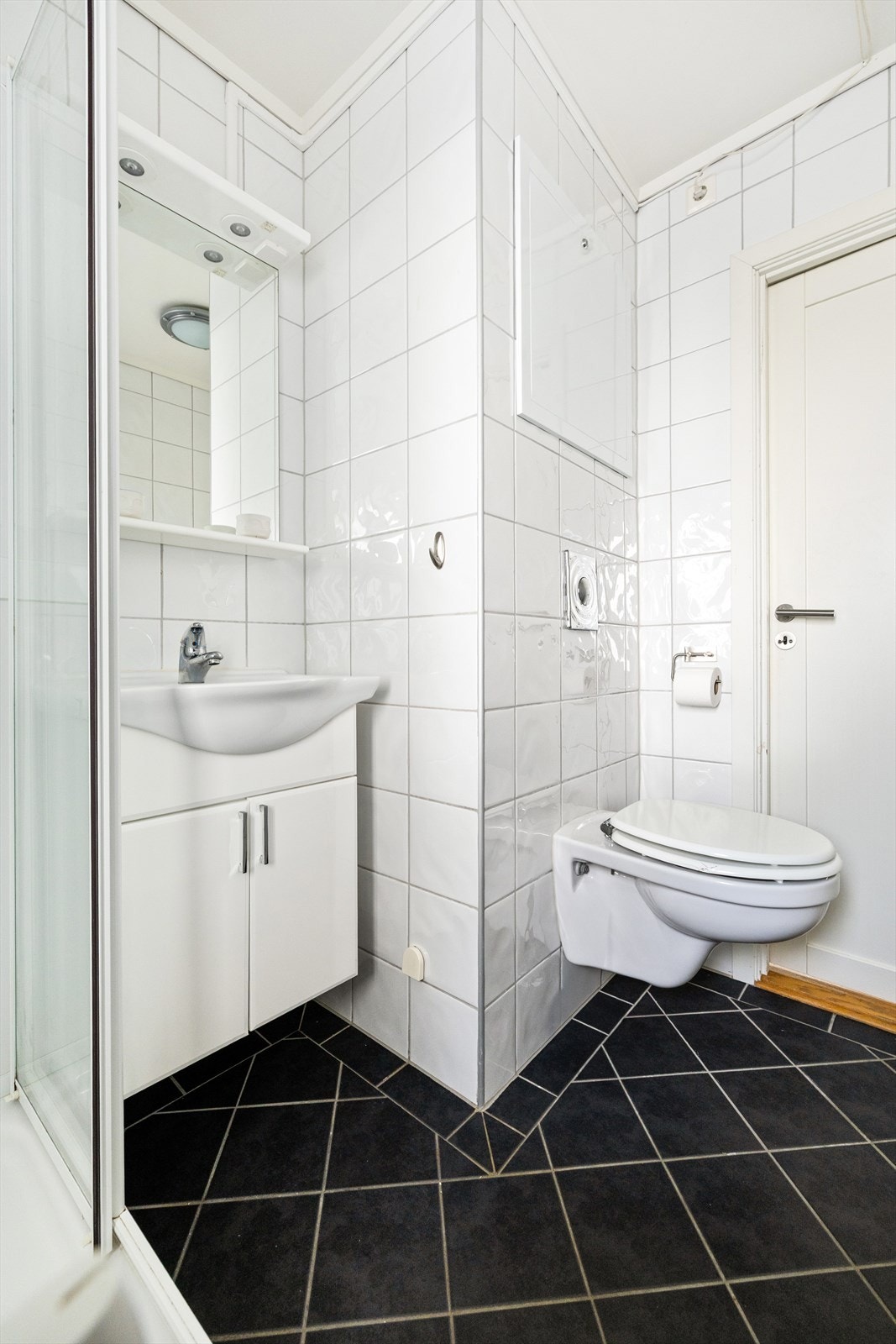 Vegghengt toalett og servantinnredning med underskap Galleribilde