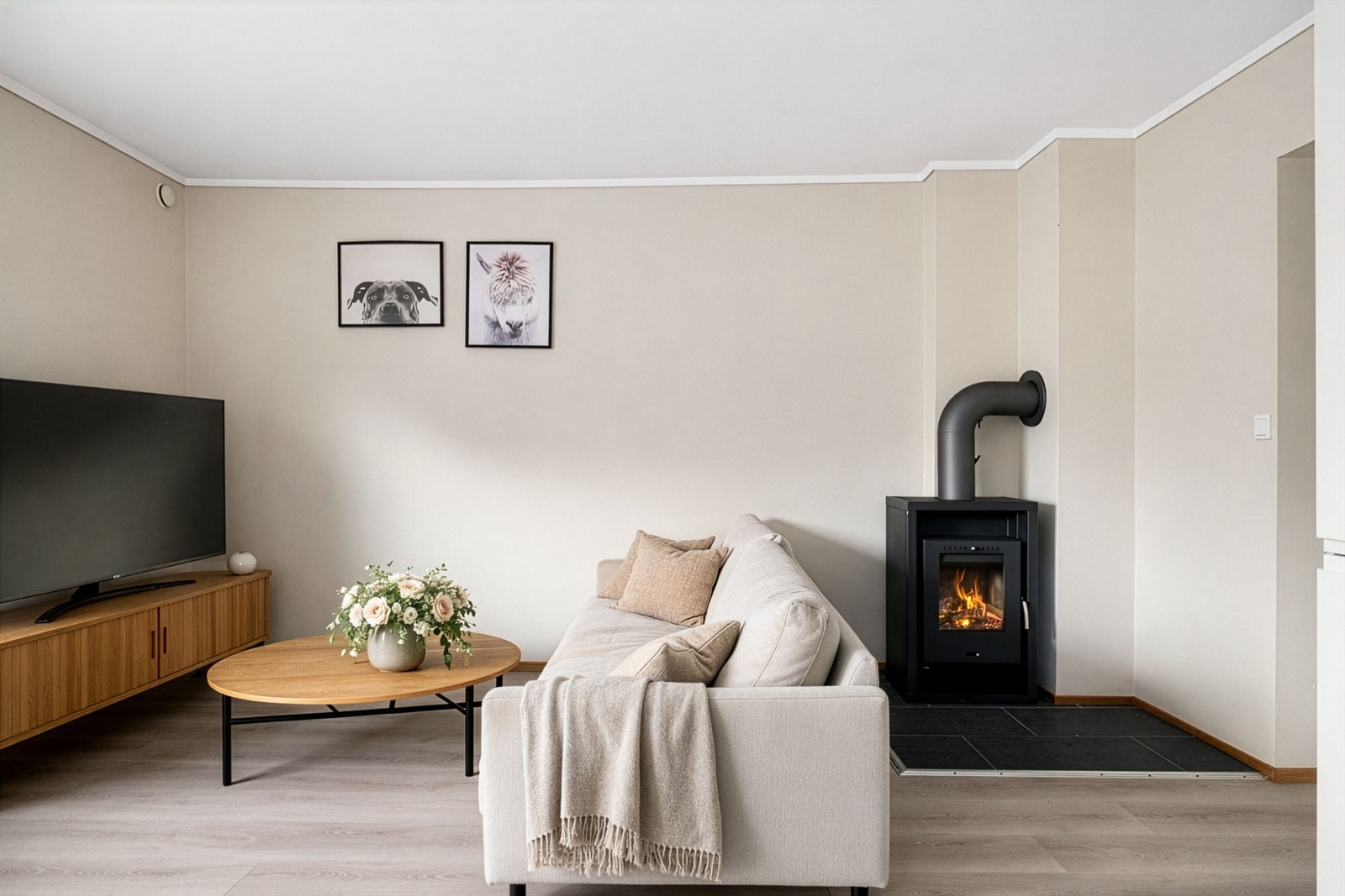 Innbydende og moderne stue med peis Galleribilde