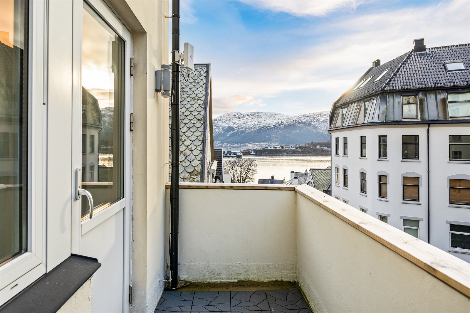 Balkong med fin utsikt mot fjord og fjell Galleribilde