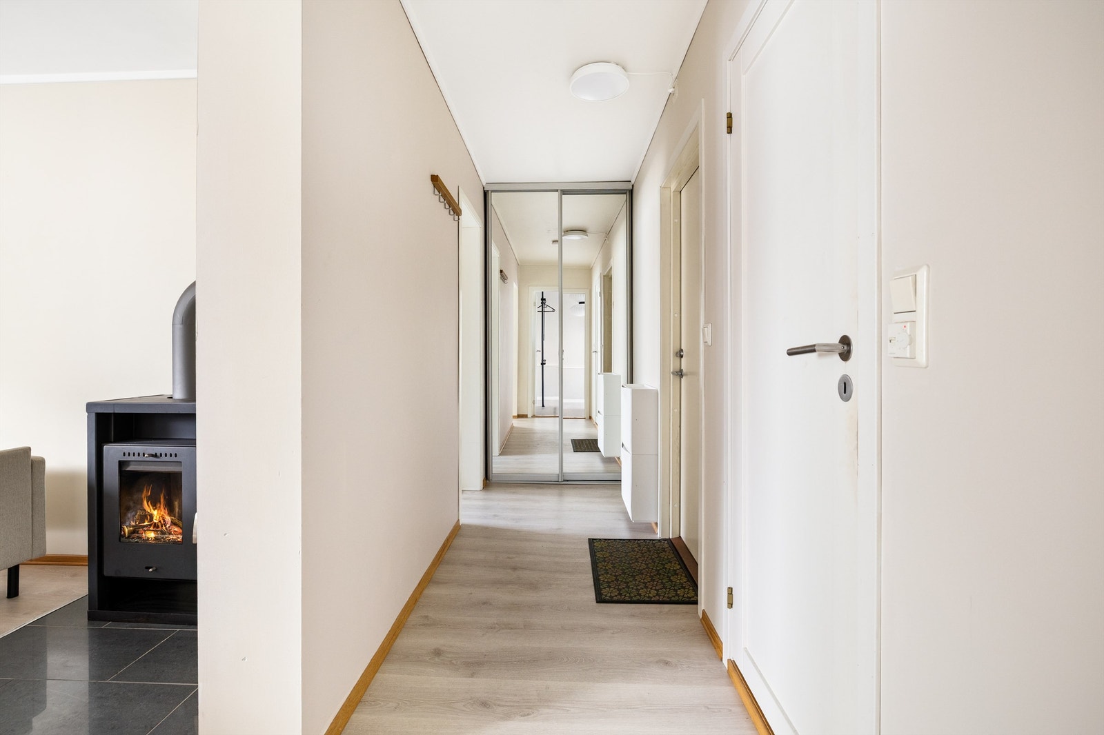 Entre med skyvedørsgarderobe med speildører Galleribilde