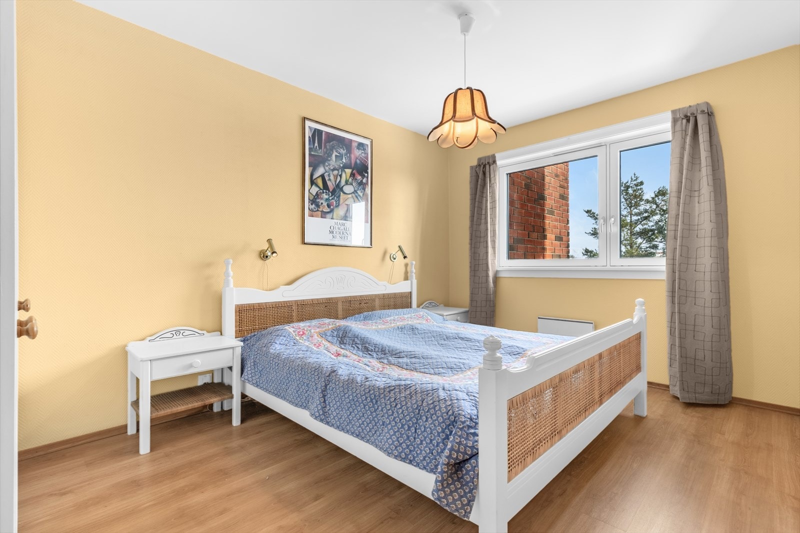 Leiligheten har to romslige soverom, begge med godt lysinnslipp som skaper en luftig og behagelig atmosfære. Galleribilde