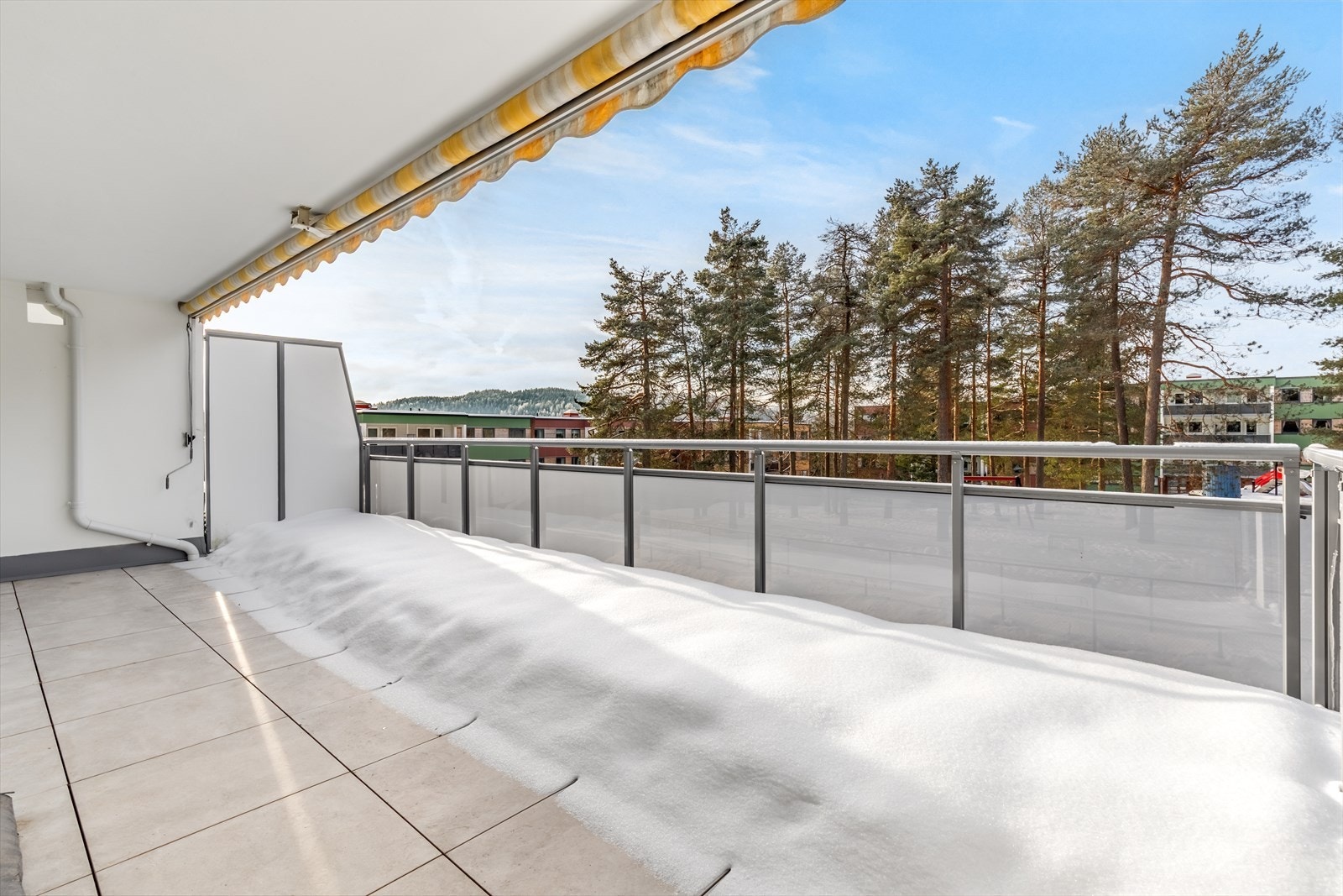 Her er det rikelig med plass til utemøbler og planter, og det er et perfekt sted for å nyte solrike dager eller bare slappe av med en kopp kaffe, samtidig som du har flott utsikt over området. Galleribilde