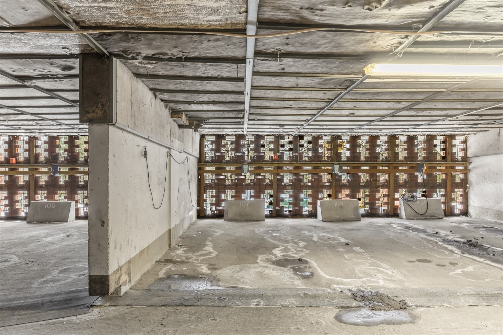 Det medfølger parkeringsplass i lukket garasjeanlegg med biloppstillingsplass 7. Garasjeplassen følger som en tilleggsdel iht. seksjoneringen. Galleribilde