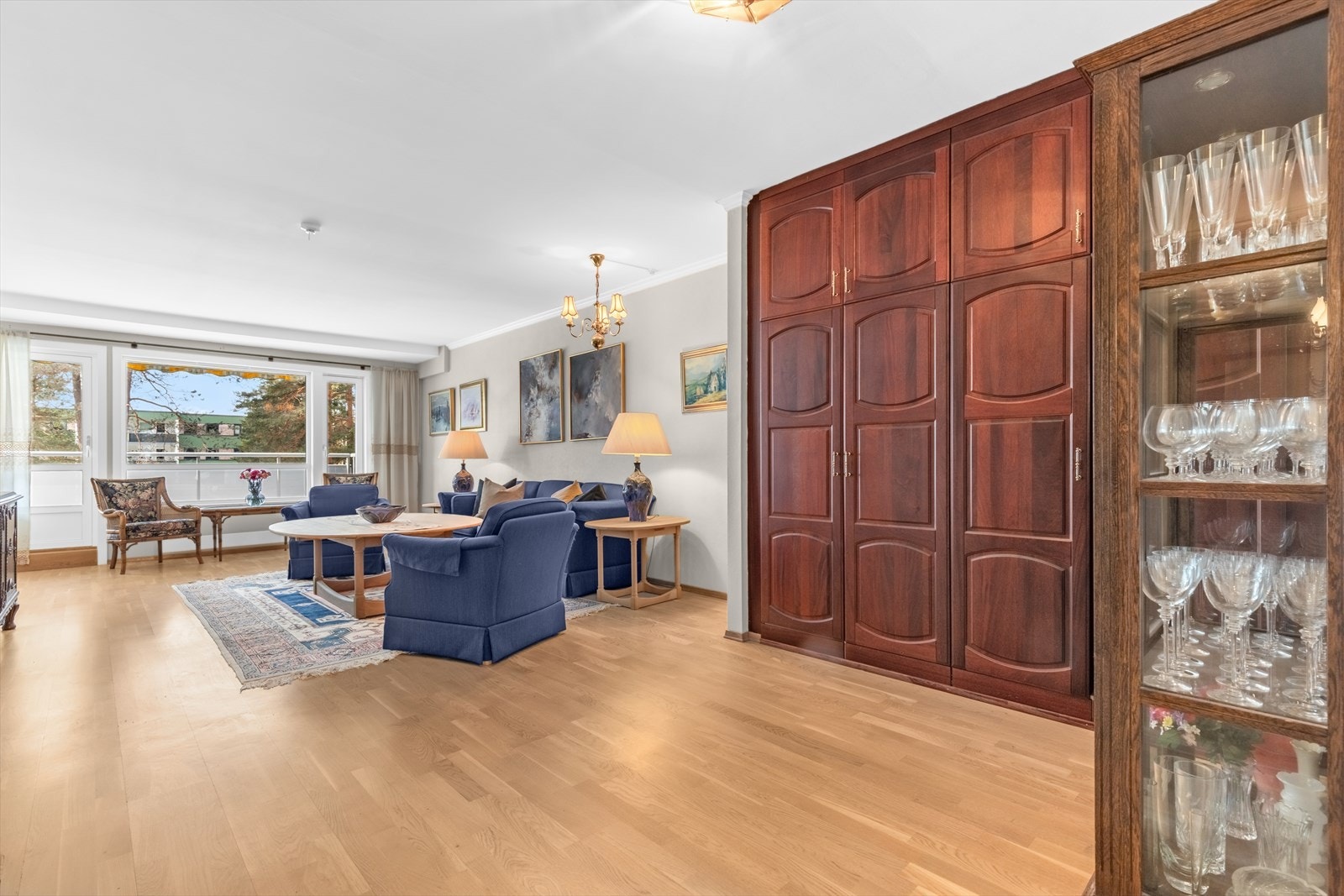 Romslig og innbydende stue med smarte løsninger for oppbevaring. Galleribilde