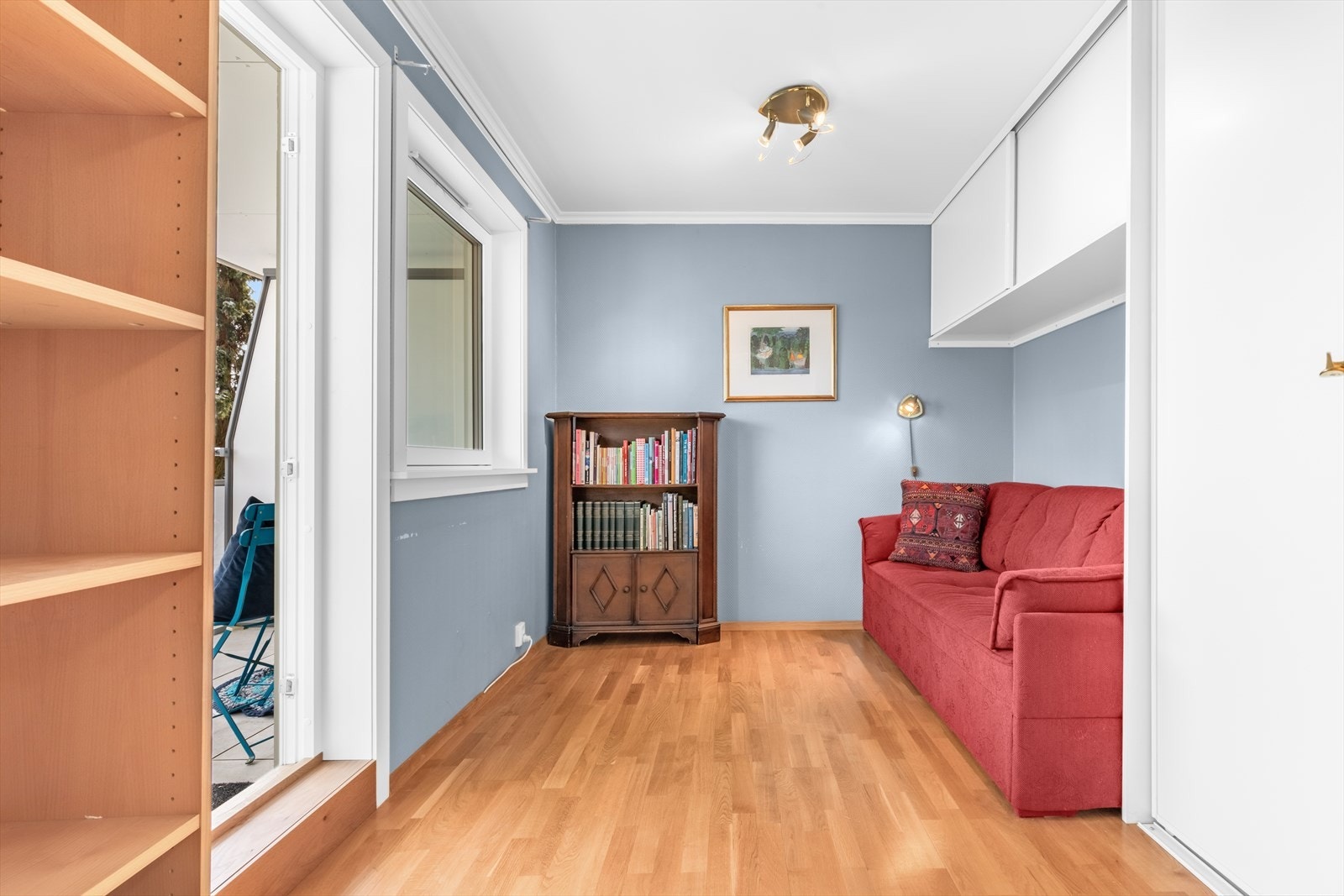 Det andre soverommet har også gode oppbevaringsmuligheter og direkte utgang til balkong. Galleribilde