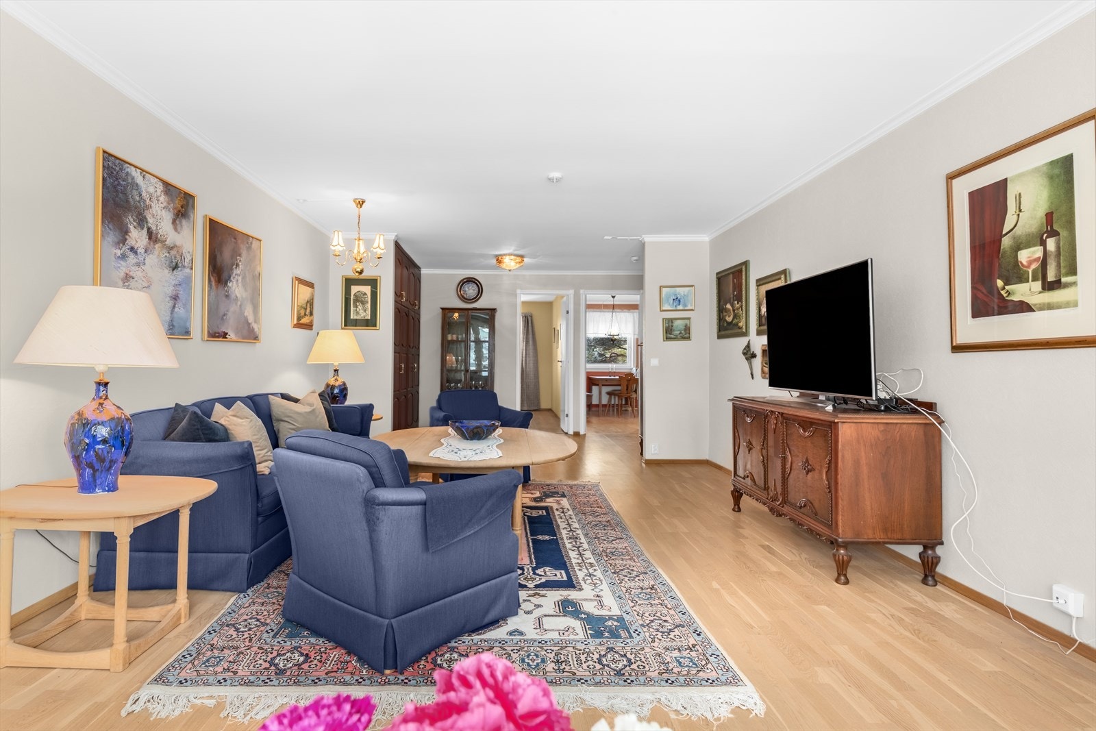 Her er det god plass til både sofagruppe, salongbord og øvrig interiør, samt smarte oppbevaringsløsninger. Galleribilde