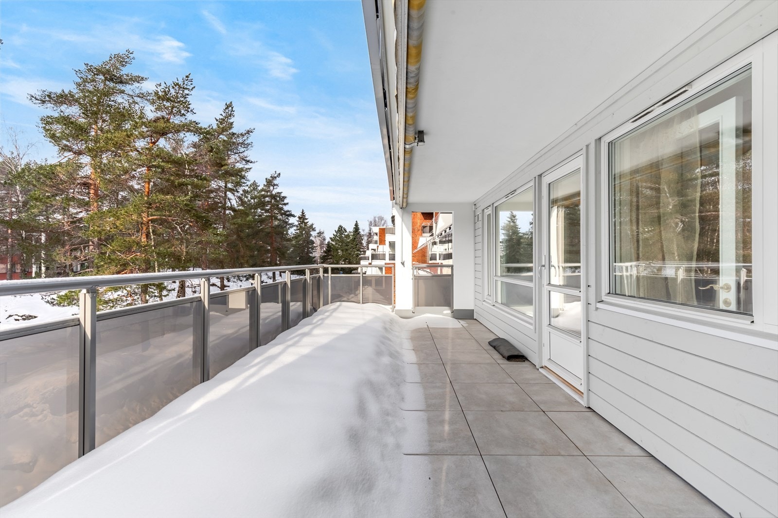 Fra stuen er det direkte utgang til en stor balkong. Galleribilde