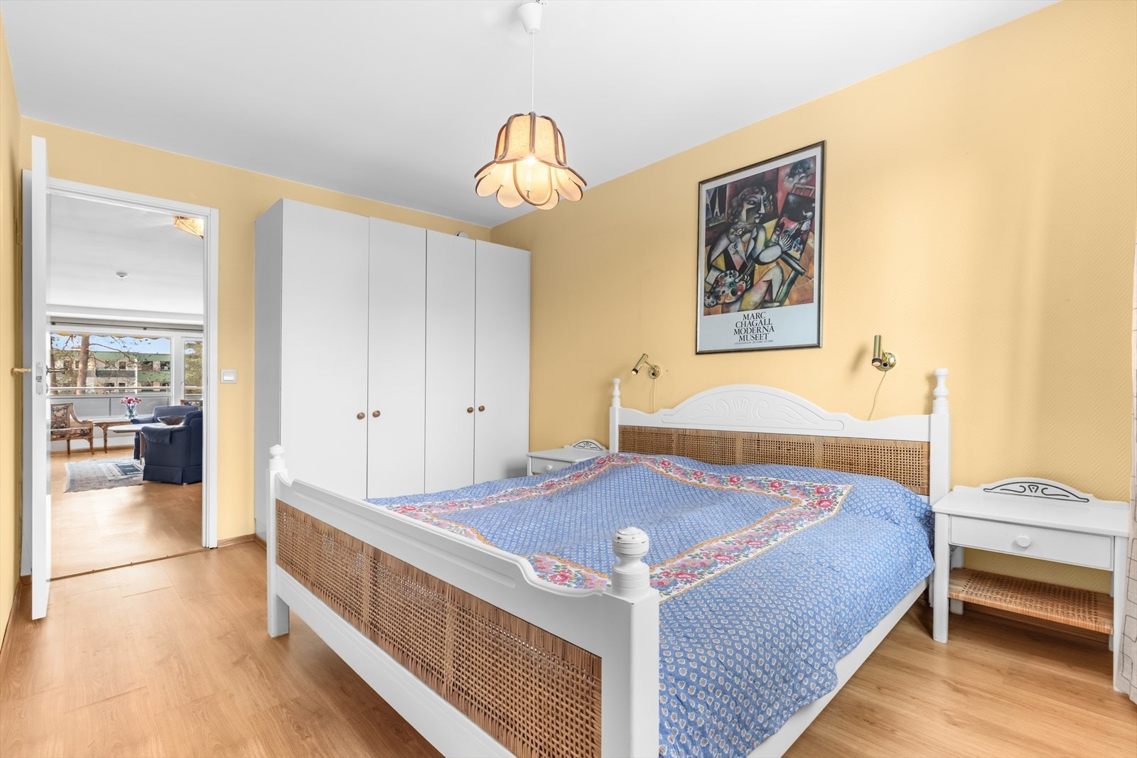 Hovedsoverommet har god plass til dobbeltseng med nattbord på hver side, samt gode oppbevaringsmuligheter. Galleribilde