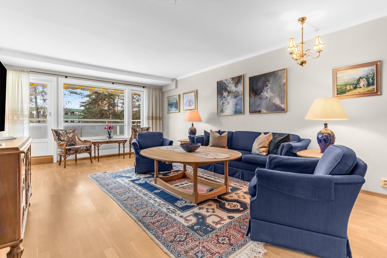 Stuen er stor og innbydende, med store vindusflater som slipper inn rikelig med naturlig lys og skaper en luftig og behagelig atmosfære. Galleribilde