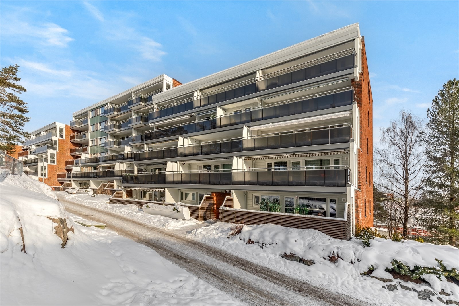 Her bor du i grønne omgivelser med skjermede utearealer og lite trafikk, samtidig som du har kort vei til alt som gjør hverdagen enkel og oversiktlig. Galleribilde