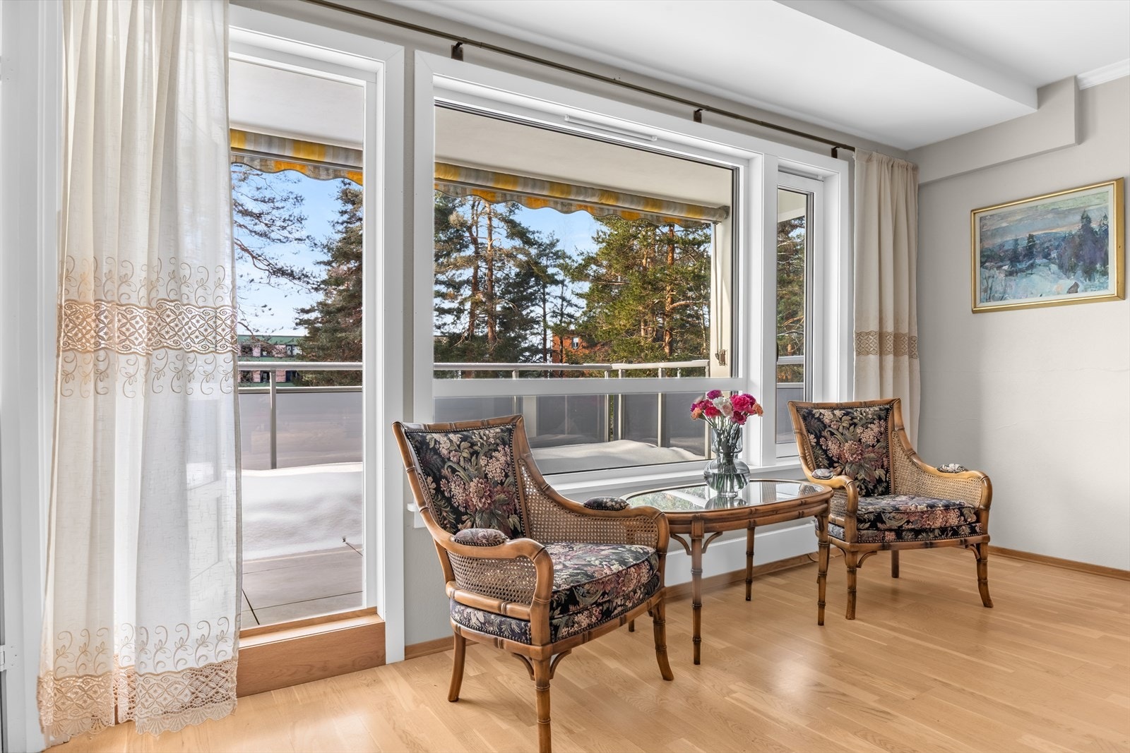 Balkongen forlenger stuen og gir en naturlig møteplass for både hverdagsliv og sosiale sammenkomster. Galleribilde