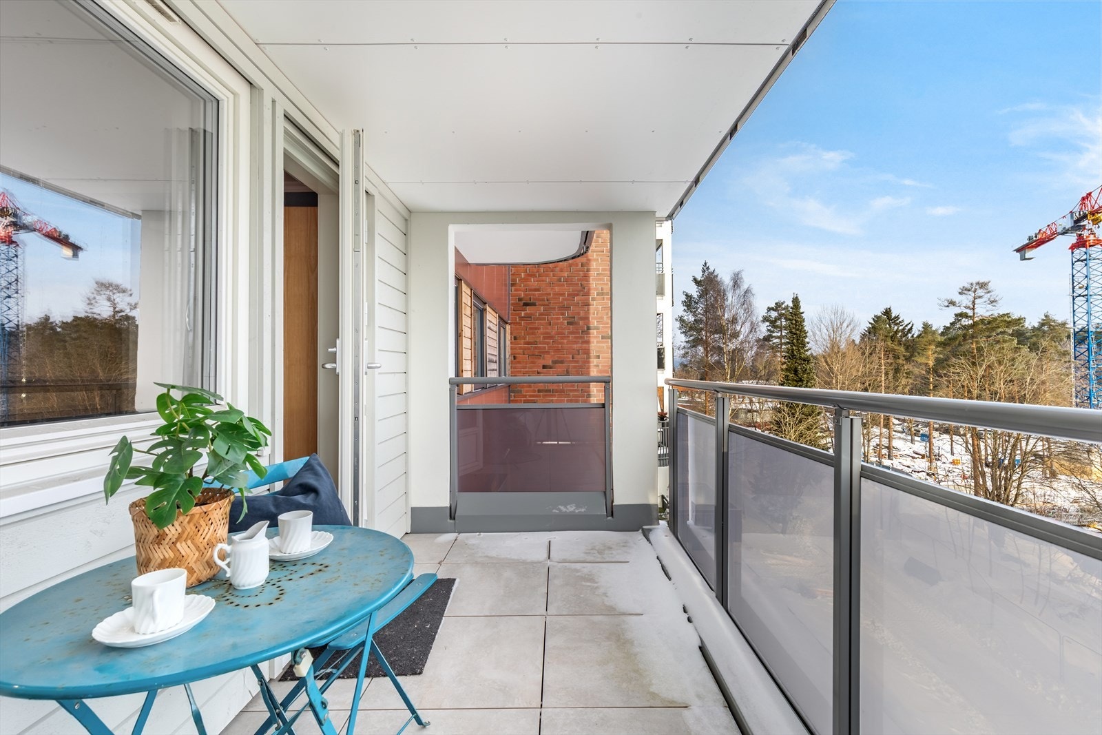 Balkong med god plass til både bord, stoler og planter. Galleribilde