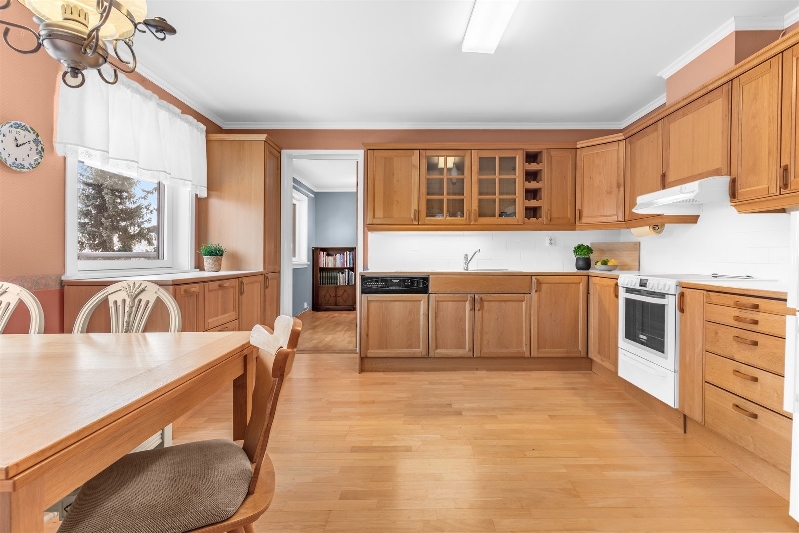 Lyst og praktisk kjøkken med rikelig benke- og oppbevaringsplass. Her er det plass til egen spiseplass hvor man kan nyte måltider med flott utsikt. Galleribilde