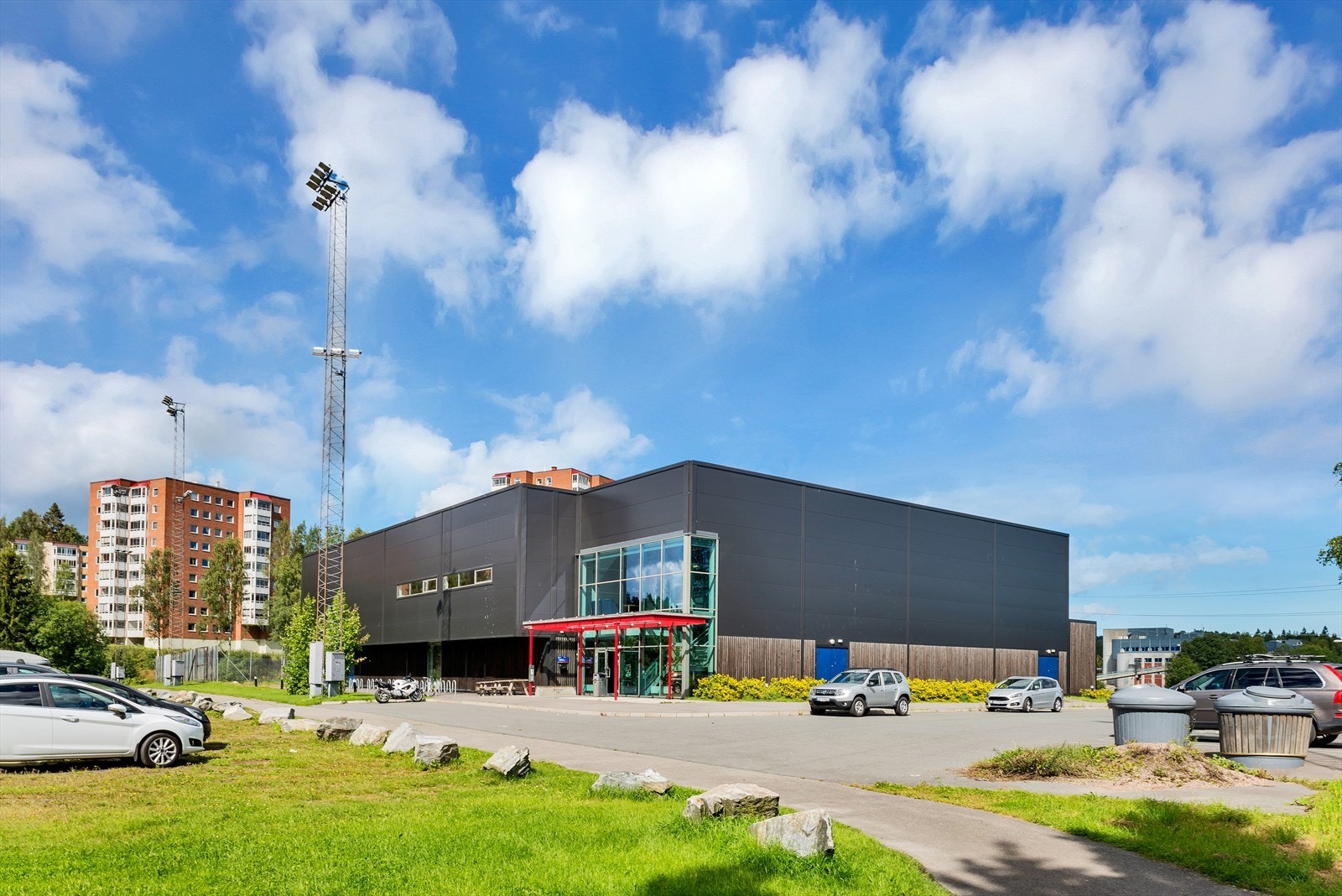 Området har også et bredt tilbud innen idrett og fritid, med blant annet Ellingsrud idrettspark, flerbrukshall og ridesenter i nærheten. Galleribilde