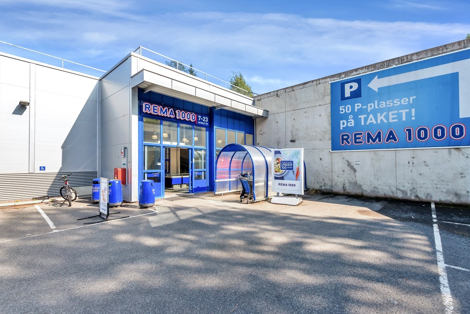 Hverdagen oppleves enkel og praktisk, med dagligvarebutikker som Kiwi og Rema 1000 i nærområde. Galleribilde