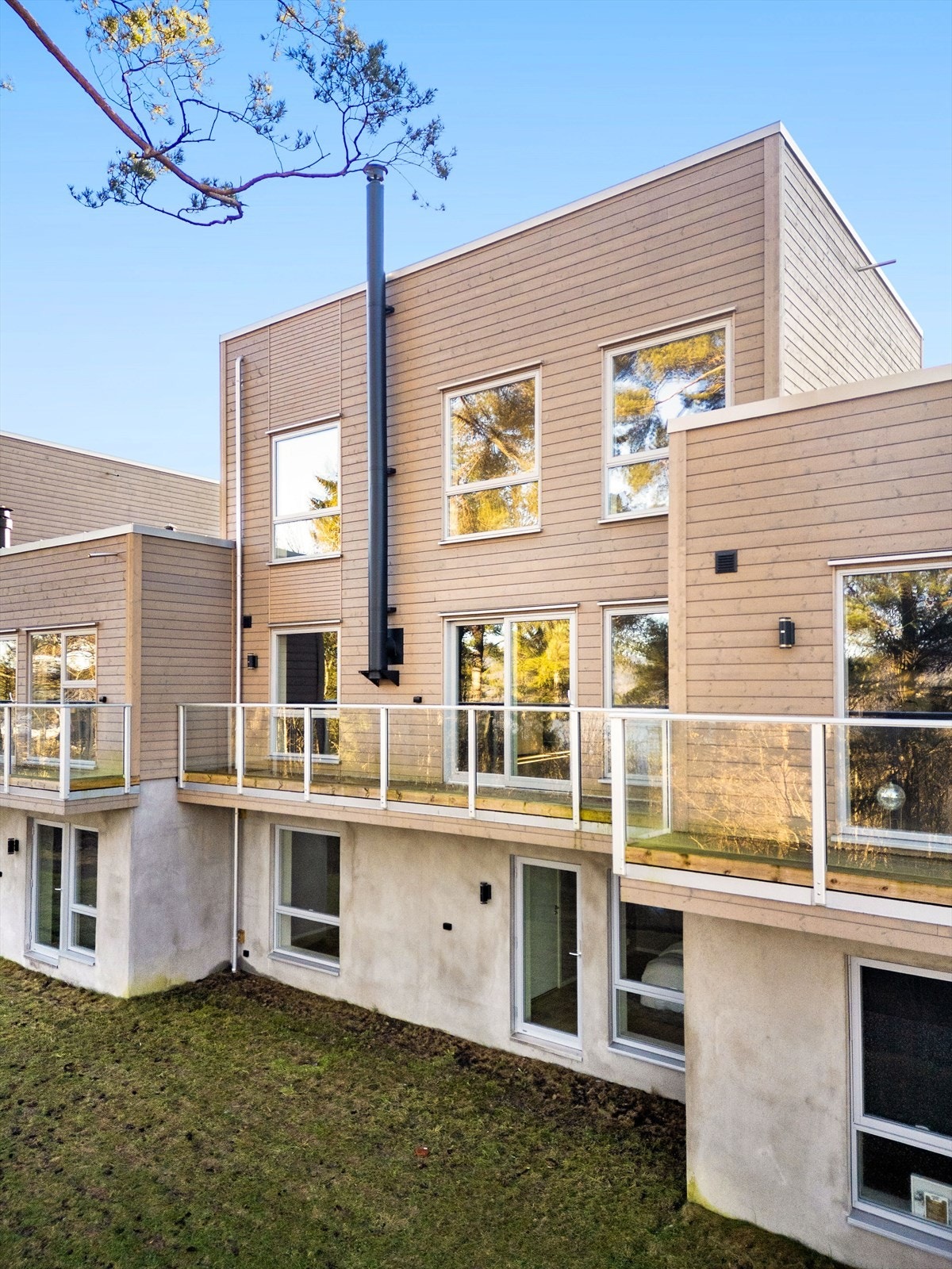 Utvendig har boligen en stilren fasade med både stående og liggende kledning, samt store vindusflater og flatt tak som gir et stilig funkispreg. Galleribilde
