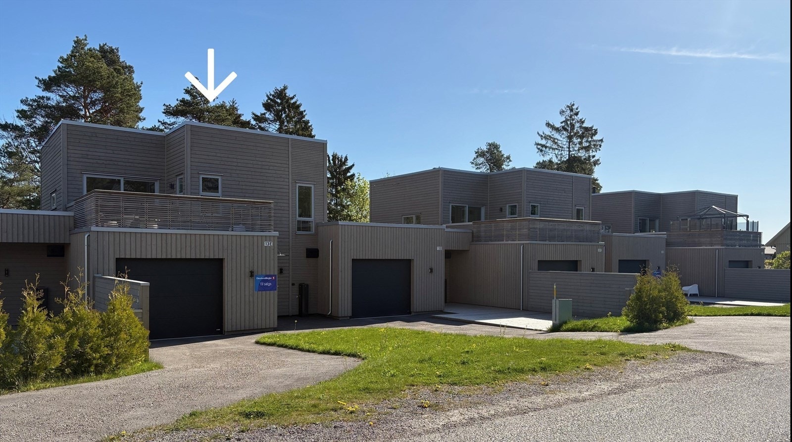 Svært innbydende og moderne enebolig i rekke med takterrasse og garasje! Galleribilde