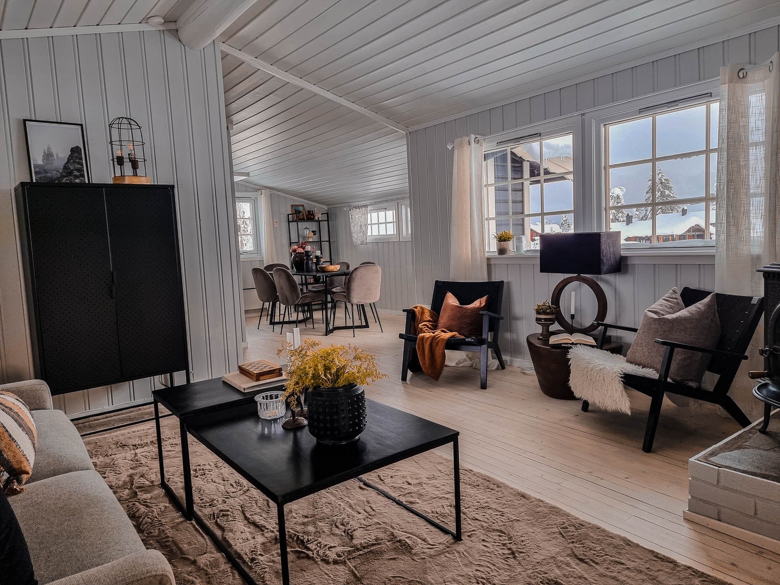 Hytte for familien på Blestølen. Den har 3 soverom, WC, eget bad, Kjøkken stue og spiserom, samt utebod og stor veranda. Galleribilde