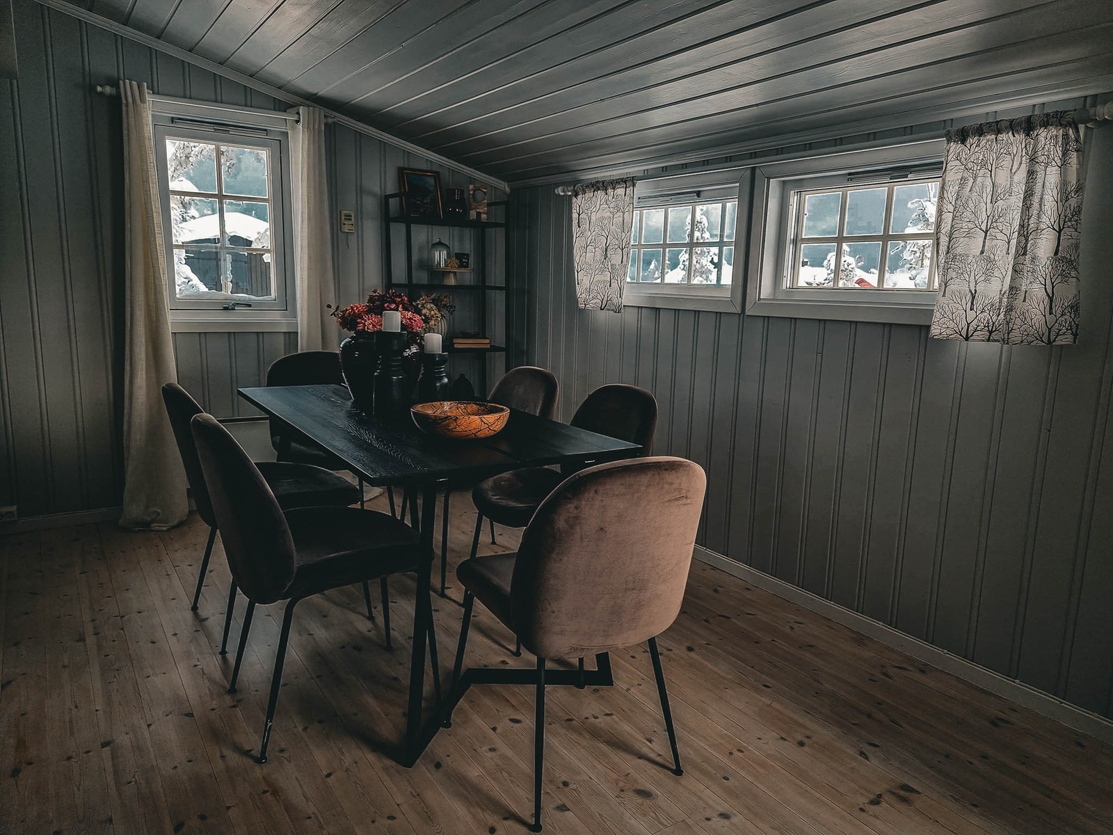 Hyggelig spisestue med utgang til veranda Galleribilde