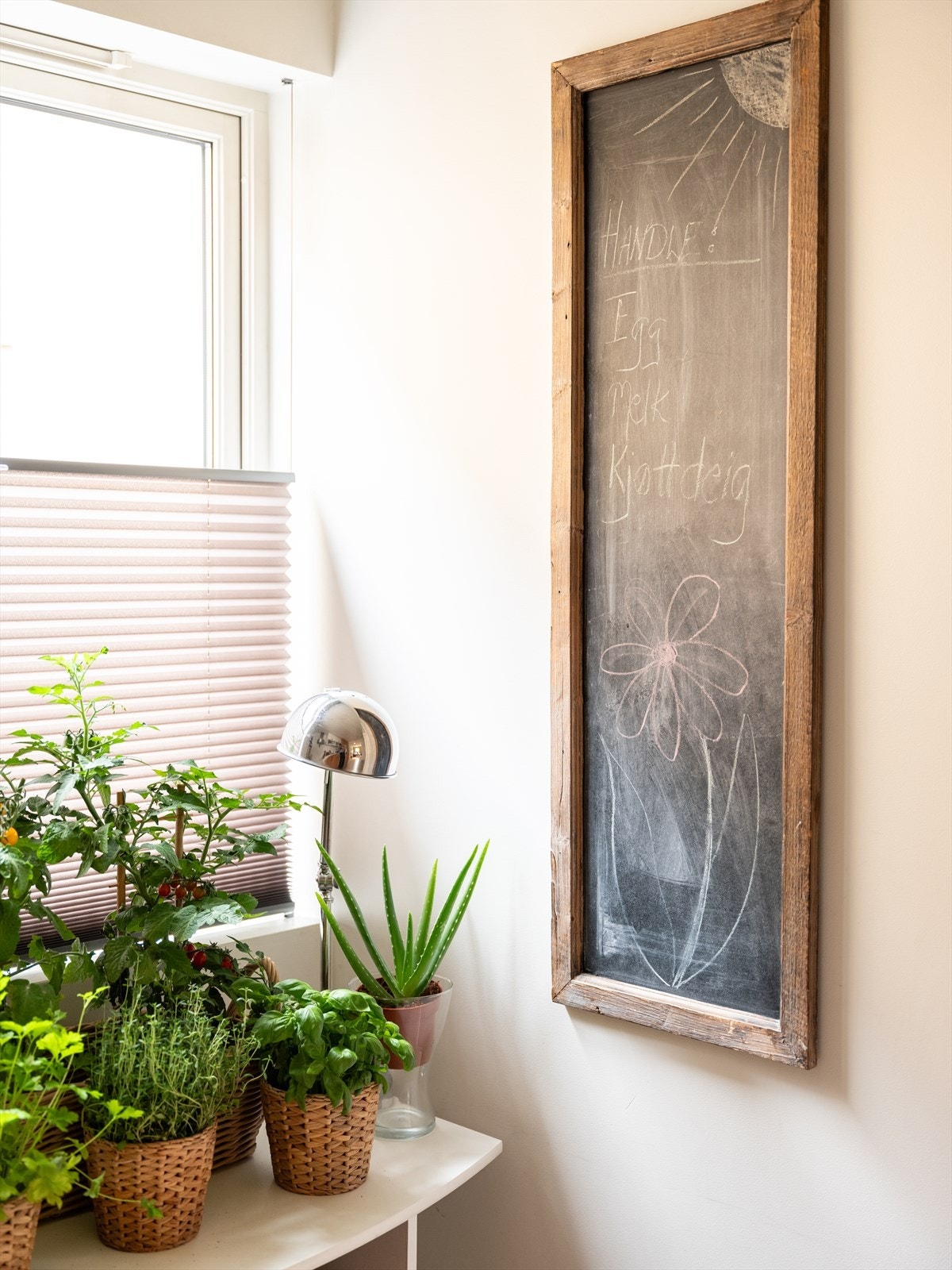 Kun 3 min gange til Bunnpris Rosenborg med post i butikk - søndagsåpen Nærbutikken Møllenberg ligger 4 min unna. Galleribilde