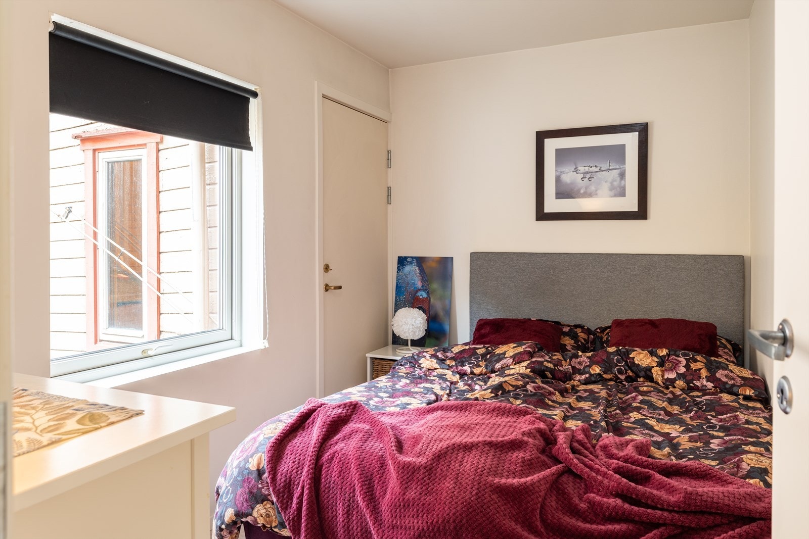 Soverommet måler 7m² og har god plass til dobbeltseng, nattbord og garderobeløsning. Galleribilde