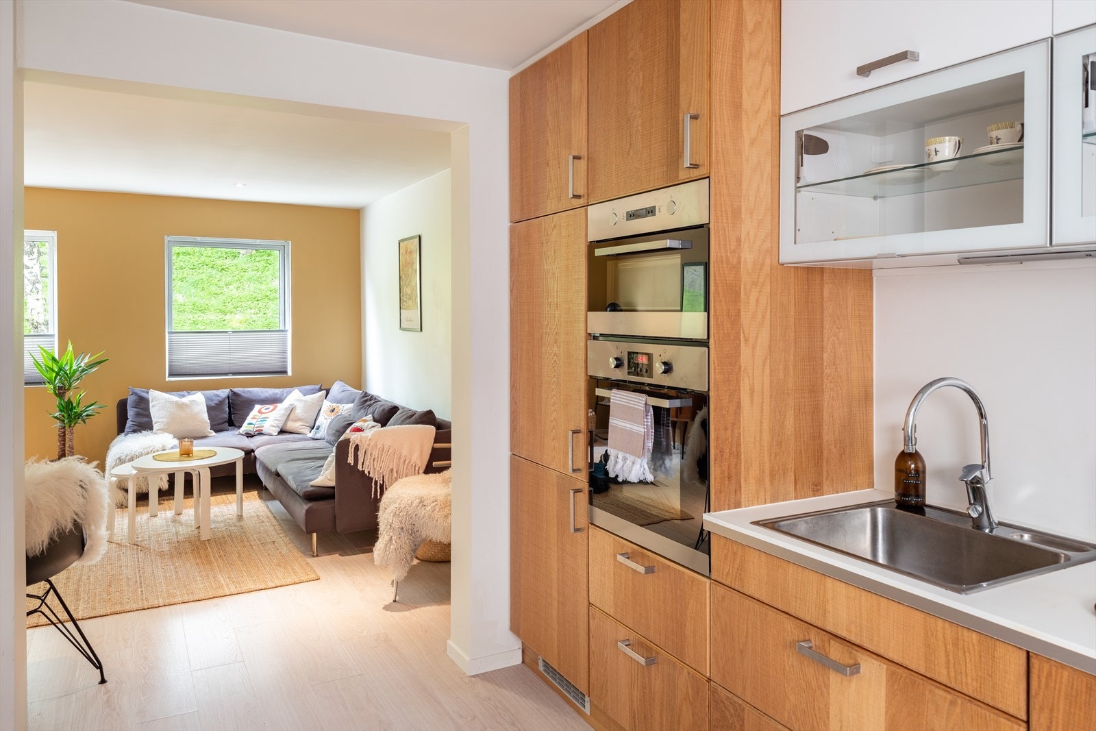 Kjøkkenet byr på integrerte hvitevarer som platetopp, stekeovn, mikroovn, kjøl/fryseskap og oppvaskmaskin. Integrerte hvitevarer medfølger handelen. Galleribilde