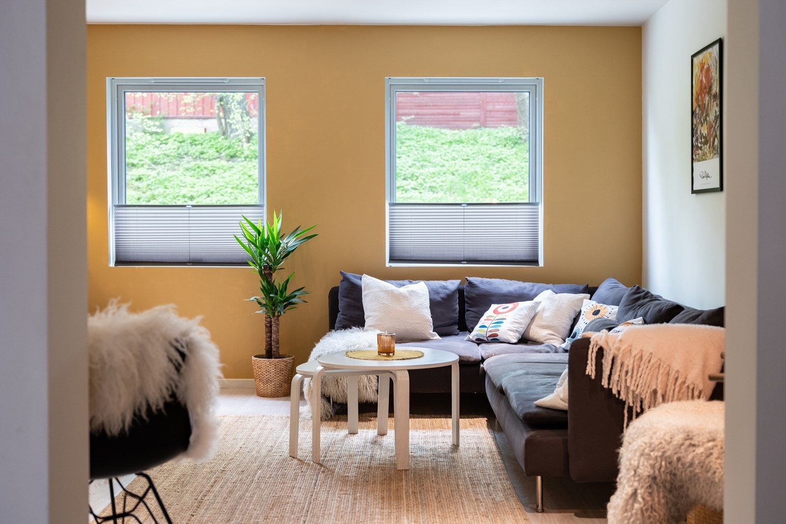 Videre er leiligheten beliggende i en høy 1. etasje og har lite innsyn. Det er mulighet for soneparkering i område etter gjeldene bestemmelser fra kommunen. Galleribilde