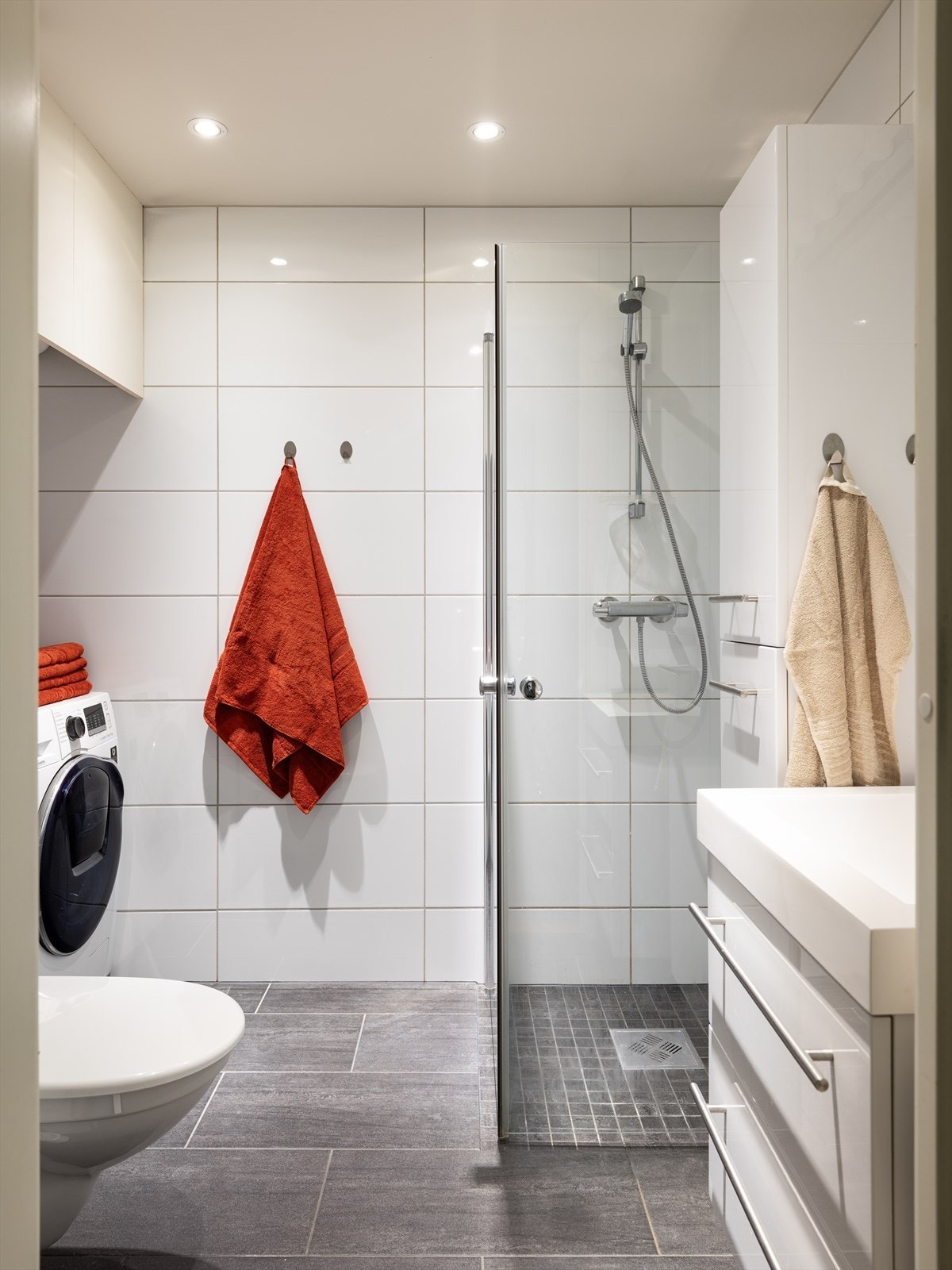 Delikat flislagt bad med behagelig gulvvarme Galleribilde