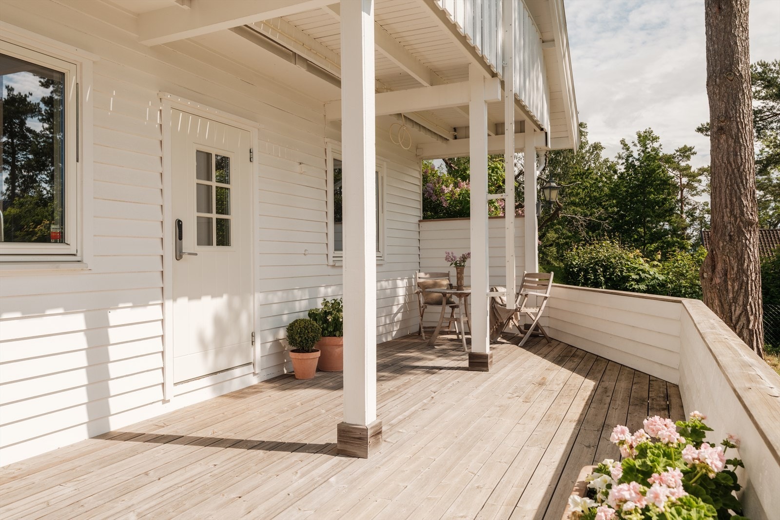 Fra kjøkkenet er det utgang til en sydøst-vendt terrasse på ca. 15 kvm - perfekt for morgenkaffen i solen. Galleribilde