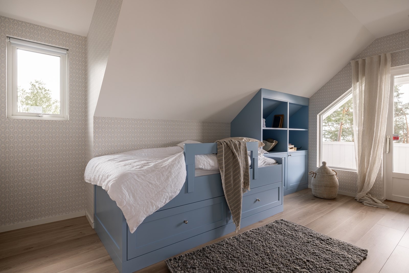 Det andre rommet i 2. etasje er tilrettelagt som barnerom, med fastmontert seng med underskuffer, tilhørende hylleseksjon og plassbygde løsninger fra JH. Galleribilde