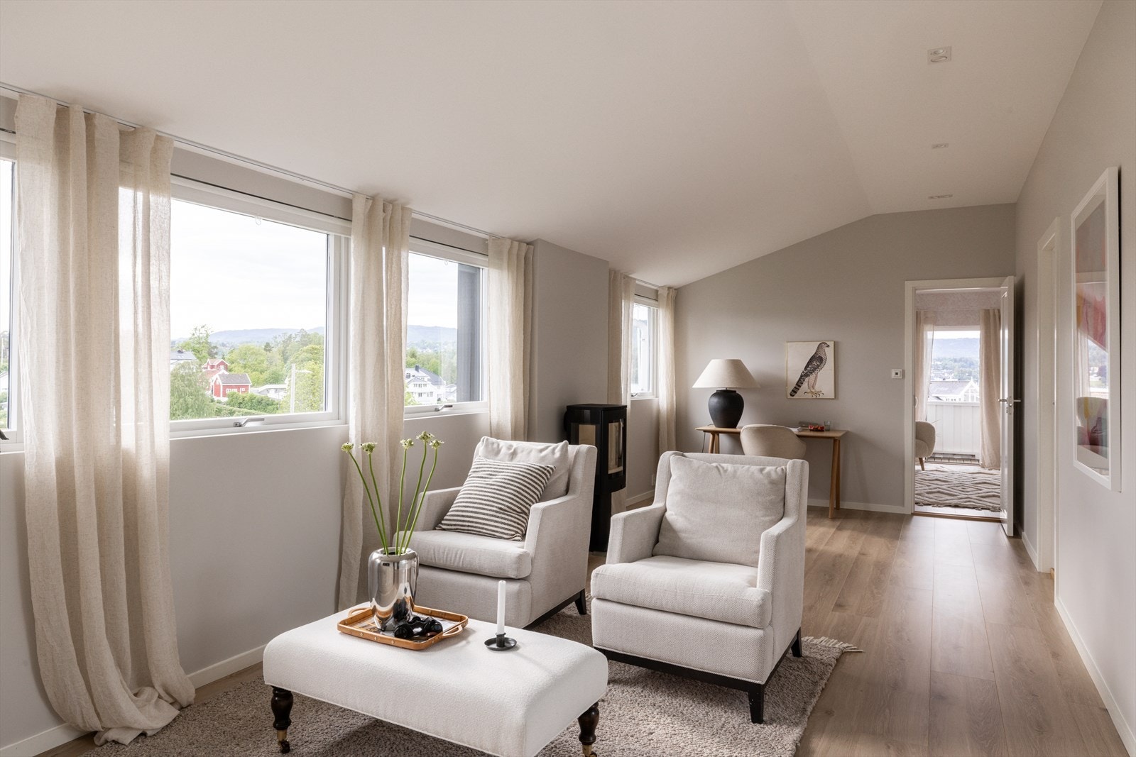 Dette er med på å gi rommet en arkitektonisk kvalitet man sjelden finner i tilsvarende boliger. Galleribilde