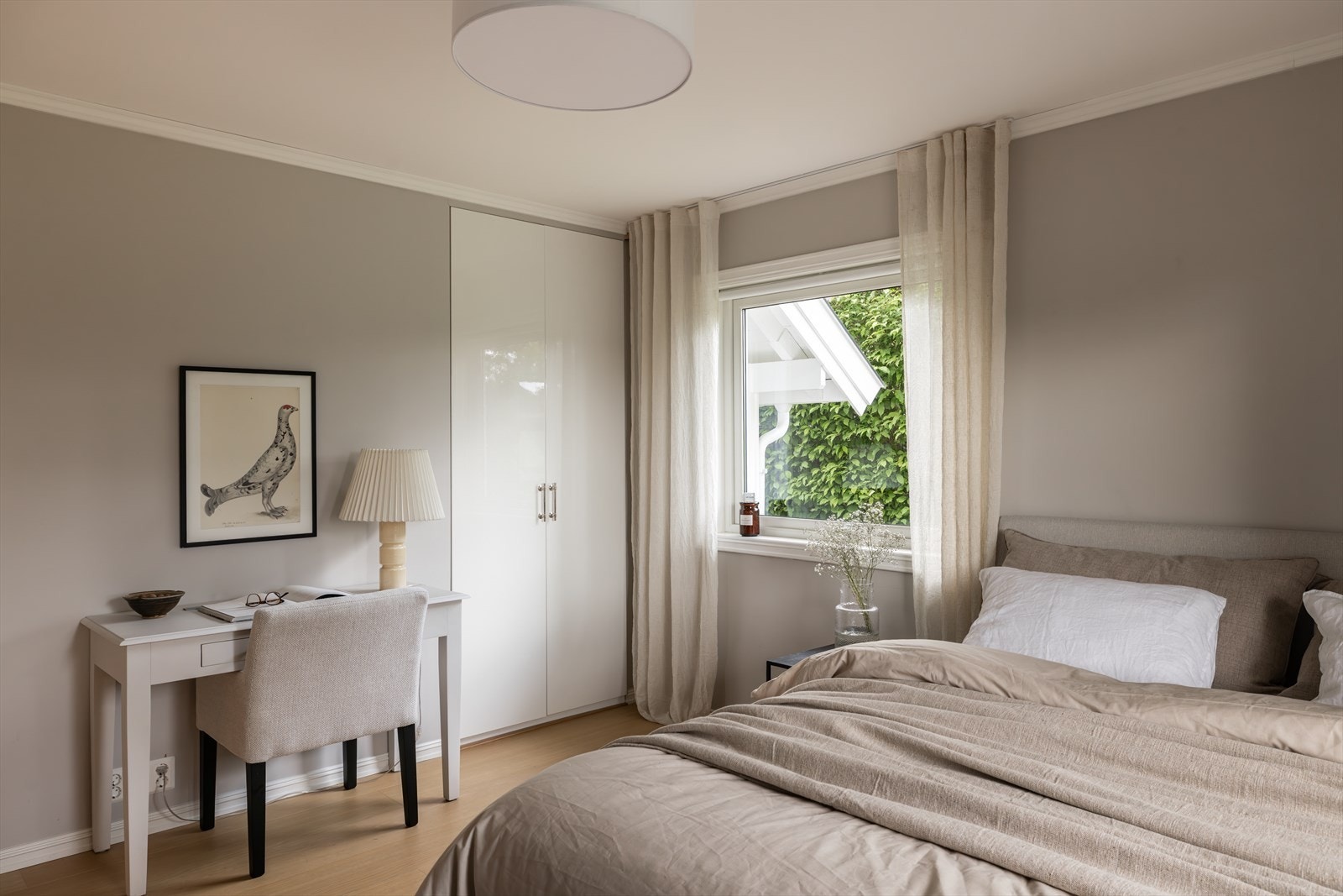 Rommet har en rolig og behagelig atmosfære, med 1-stavs laminat i lys eik, pussete og malte vegger i dempet gråtone og hvitmalt himling. Galleribilde