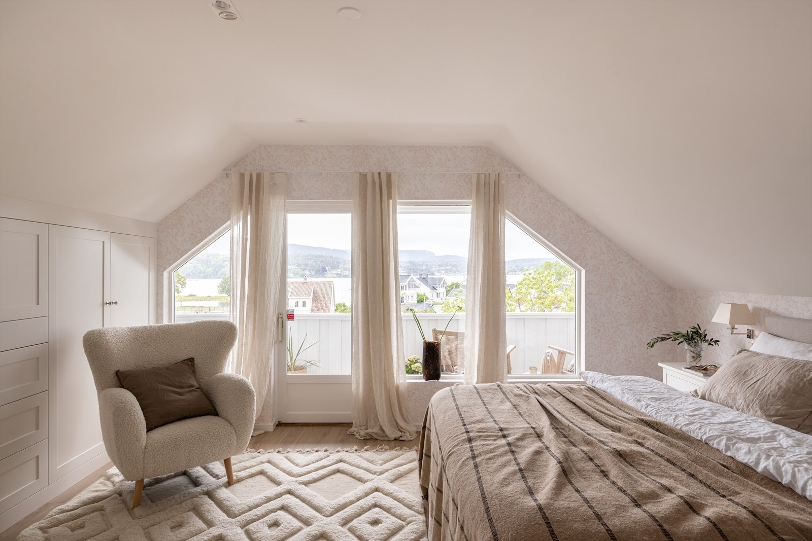 Det største rommet fungerer i dag som hovedsoverom, og er innredet med plassbygde garderobeskap fra JH langs én vegg. Galleribilde