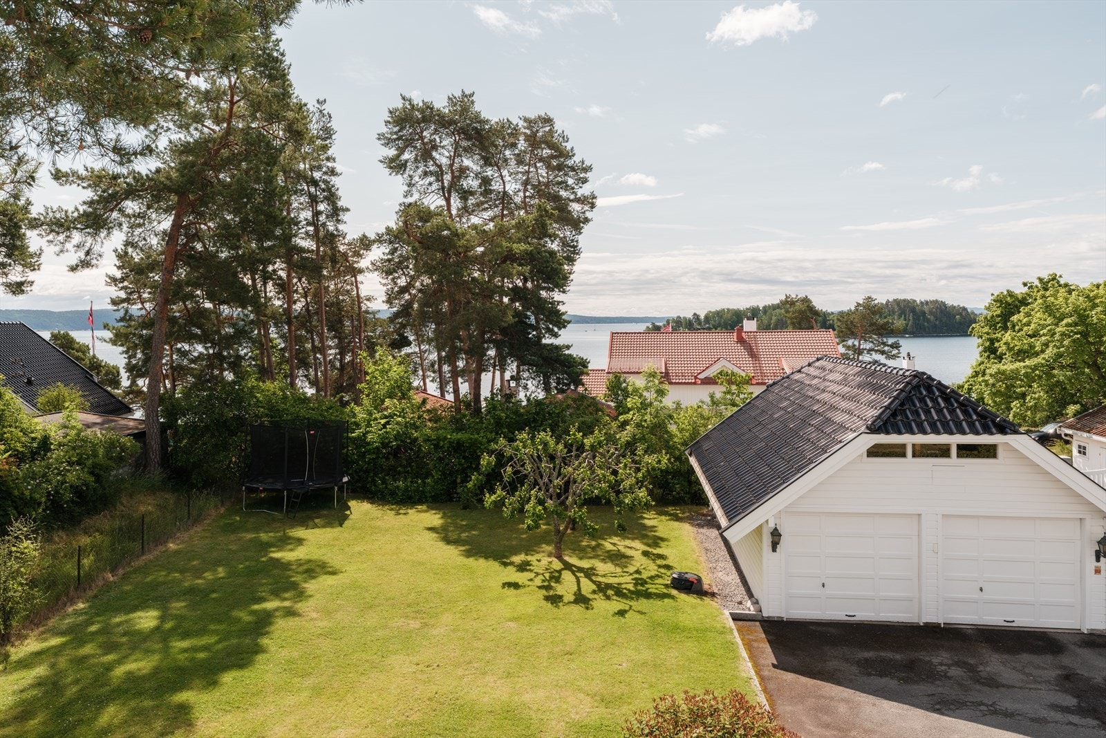 Stor og flat hage - perfekt for ballspill og trampoline. Galleribilde