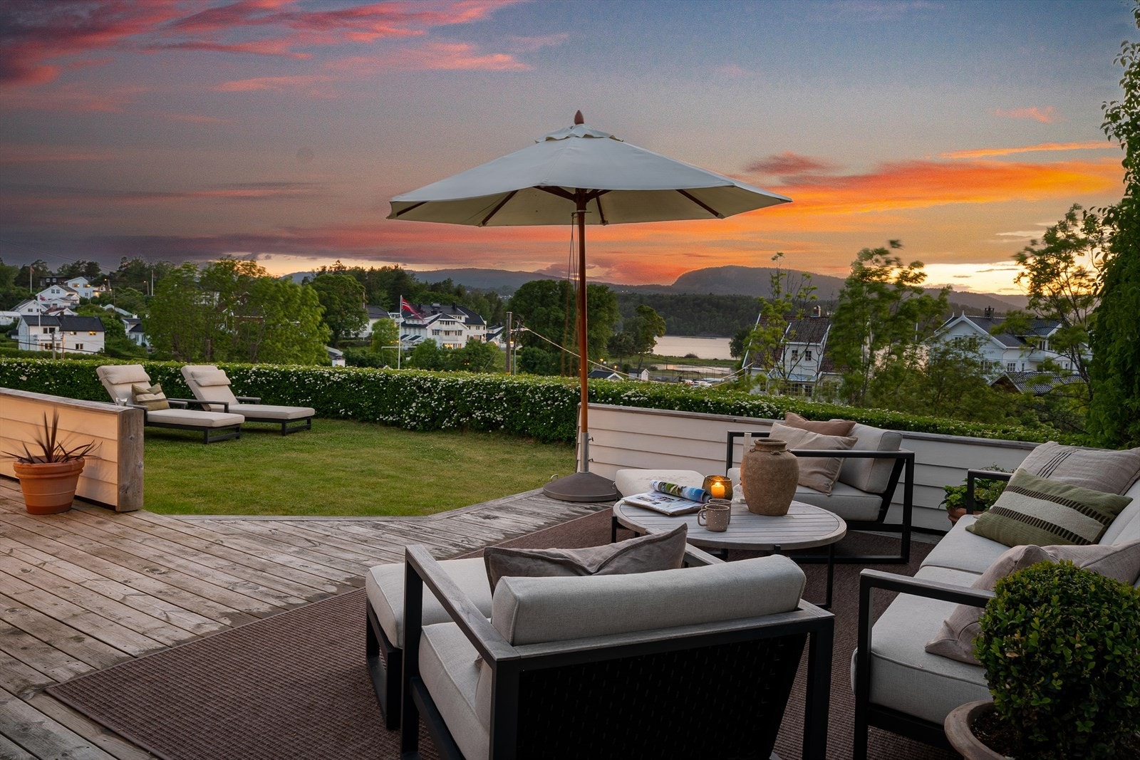 Her bor du tilbaketrukket og fredelig, med ekte sørlandsidyll, nydelig fjordutsikt og sol fra tidlig morgen til sen kveld. Galleribilde