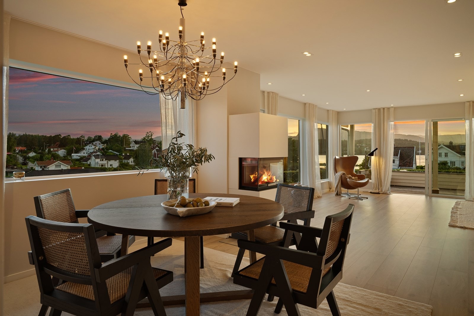 I 2022/2023 ble det gjort smakfulle oppgraderinger med høy kvalitet, bl.a. 2 nye bad, arkitekttegnede takoppløft, nye peisovner og skreddersydde, plassbygde løsninger. Galleribilde