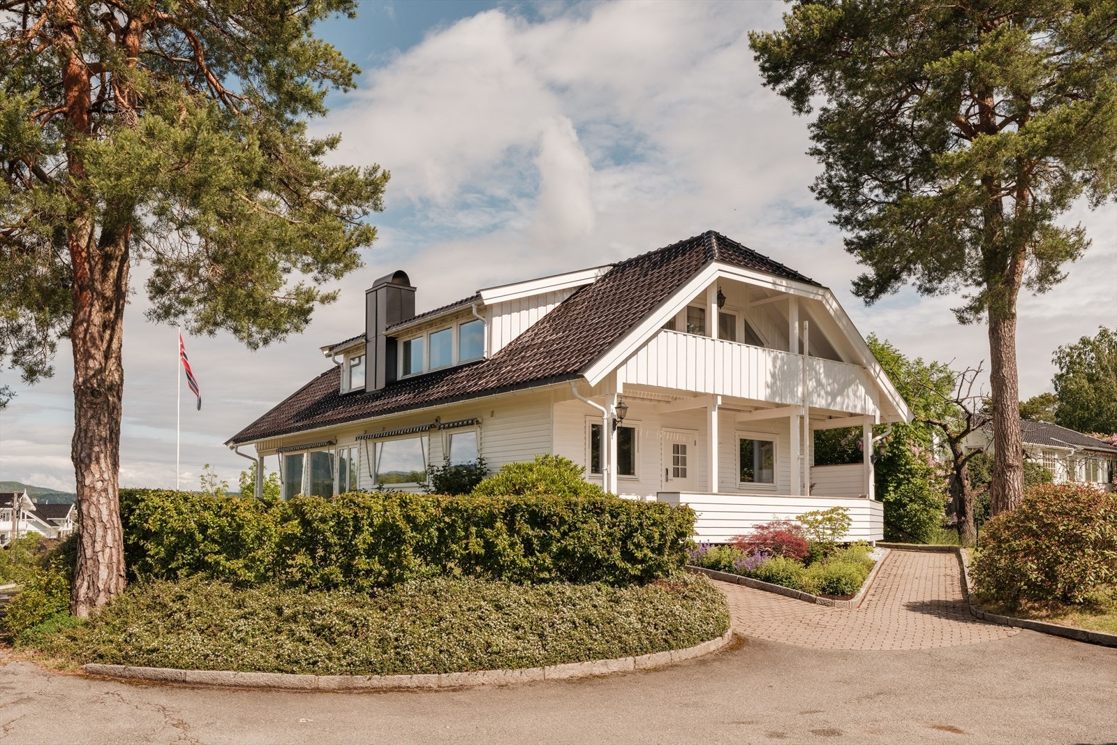 I 2022/2023 ble det gjort smakfulle oppgraderinger med høy kvalitet, bl.a. 2 nye bad, arkitekttegnede takoppløft, nye peisovner og skreddersydde, plassbygde løsninger. Galleribilde