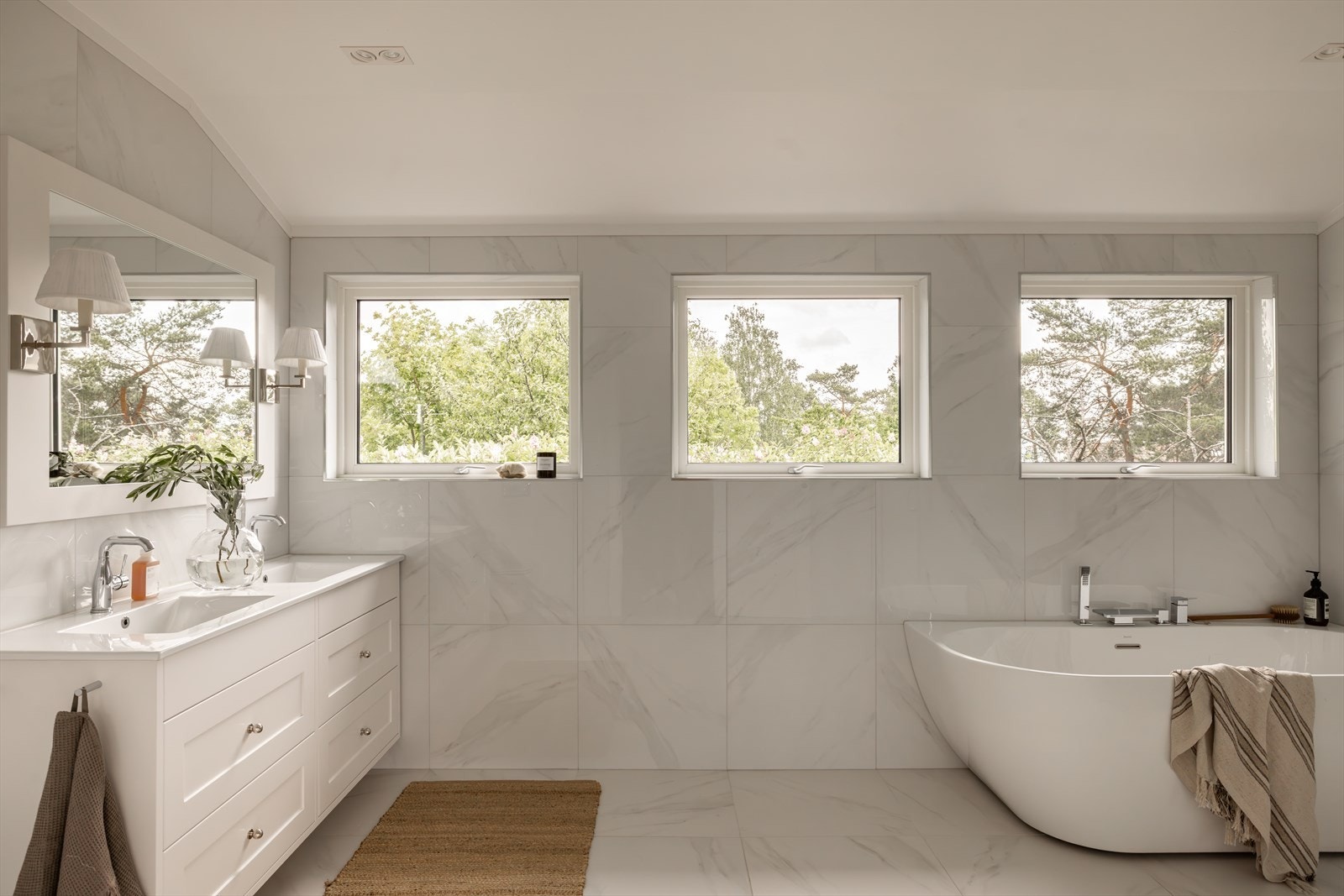 Badet ble pusset opp i 2022/2023 med blant annet takoppløft og fremstår som både luksuriøst og funksjonelt. Galleribilde