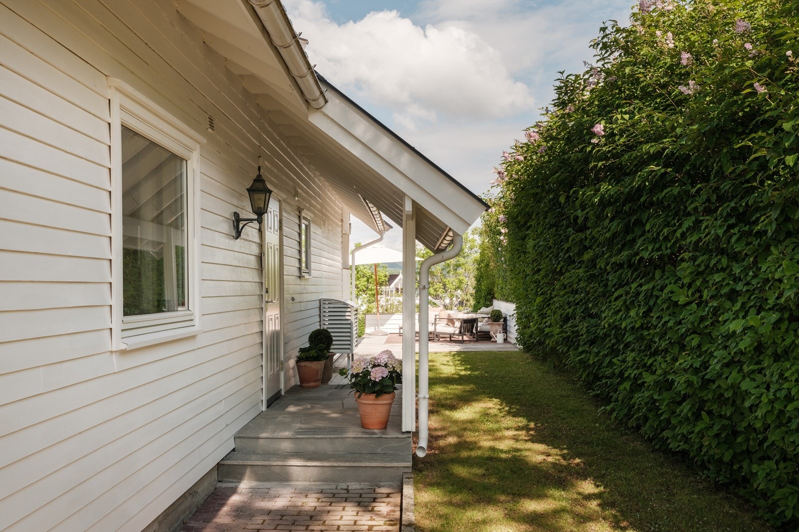 Inngangspartiet er også oppgradert med ny skiferbelagt trapp i 2022/23, som gir et solid og innbydende førsteinntrykk. Galleribilde