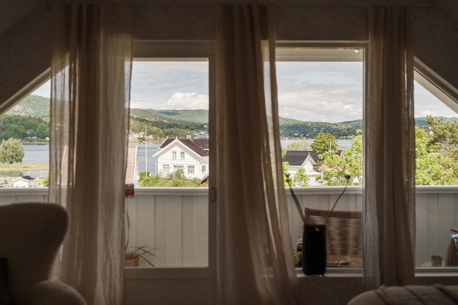 Rommet har utgang til en nordvest-vendt, takoverbygget balkong på ca. 6 kvm - en skjermet uteplass med utsikt og kveldssol. Galleribilde