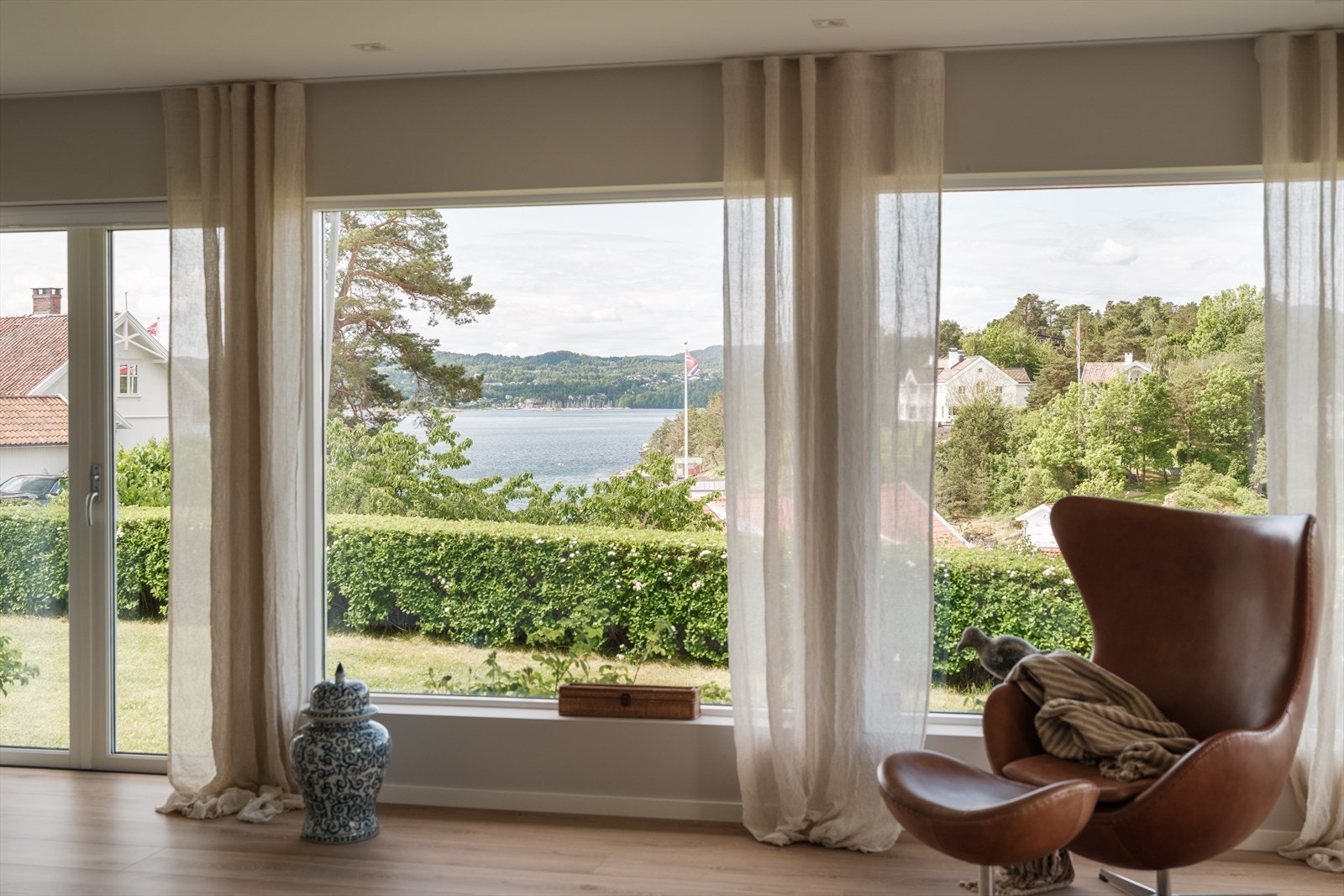 Eiendommen ligger helt på toppen av øya og får med dette helt fantastiske solforhold og utsikt. Galleribilde