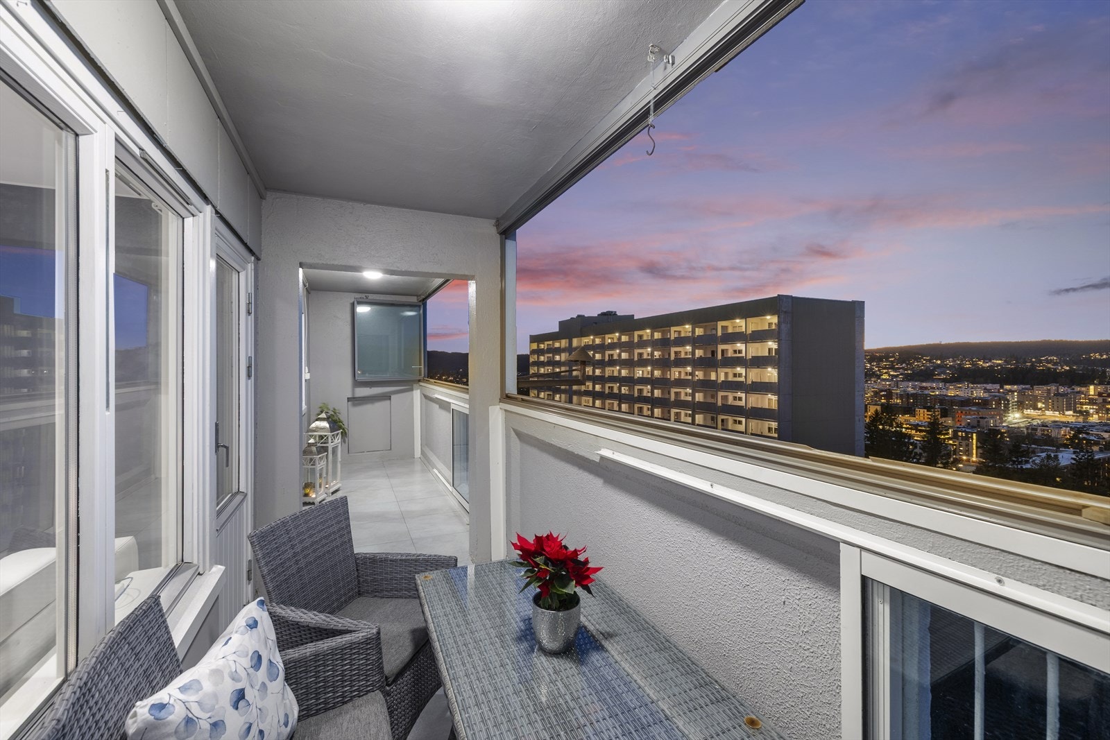 Den 13m² store innglassede balkongen gir et ekstra oppholdsrom store deler av året. Galleribilde