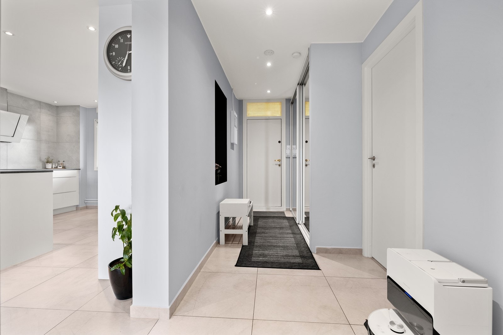 Entréen leder inn til leilighetens sosiale sone. Galleribilde