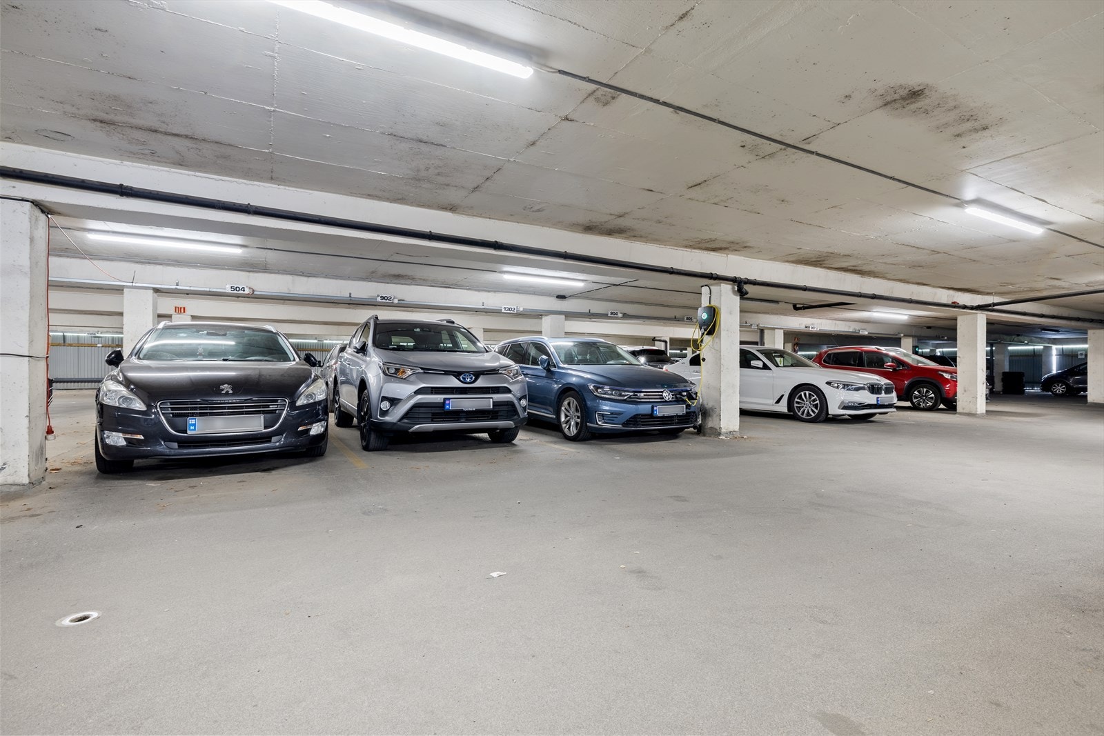 Leiligheten disponerer fast parkeringsplass i felles, lukket garasjeanlegg. Galleribilde