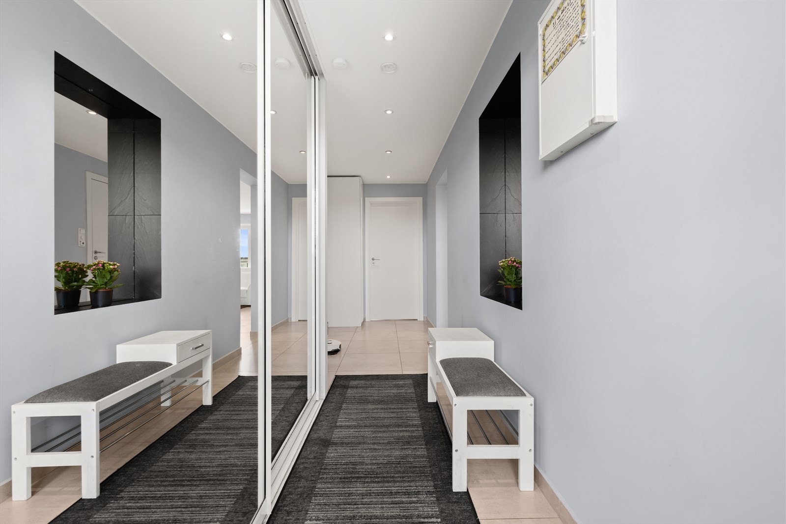 Innbydende entré med stor skyvedørsgarderobe for rikelig med oppbevaring. Galleribilde