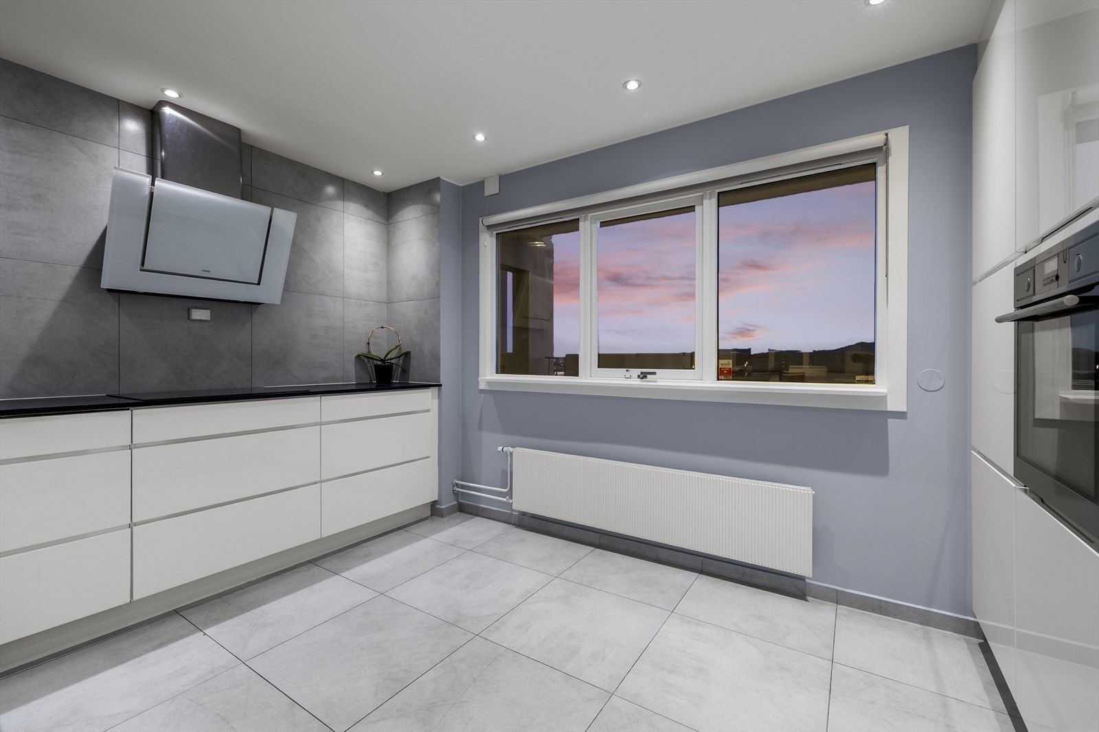 God arbeidsplass på kjøkkenet med laminatbenkeplate og moderne ventilator. Galleribilde